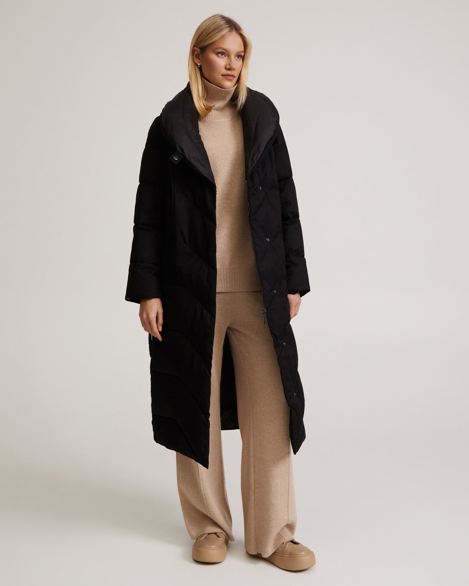 Пуховик с поясом в черном цвете