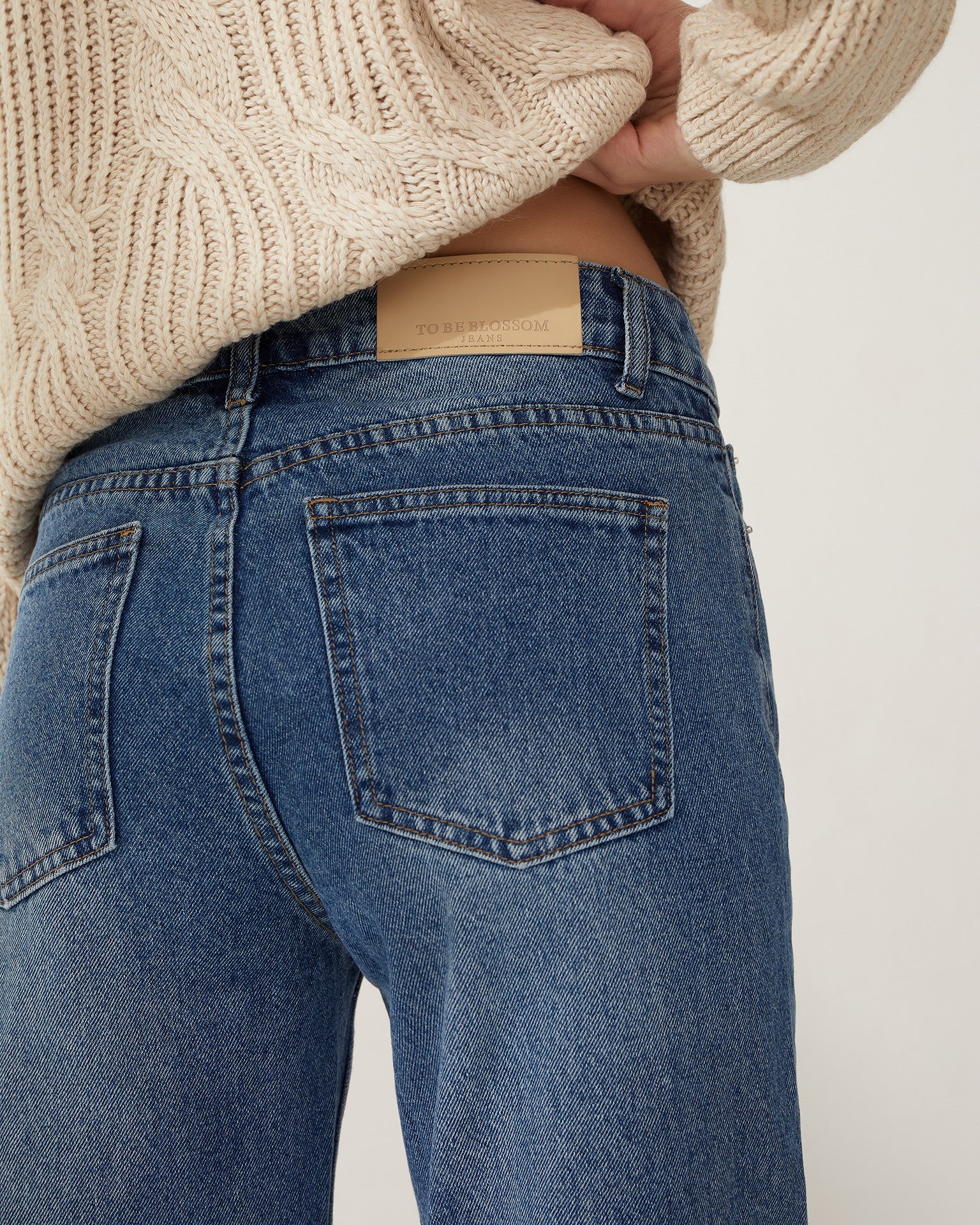 Джинсы с потертостями в голубом цвете