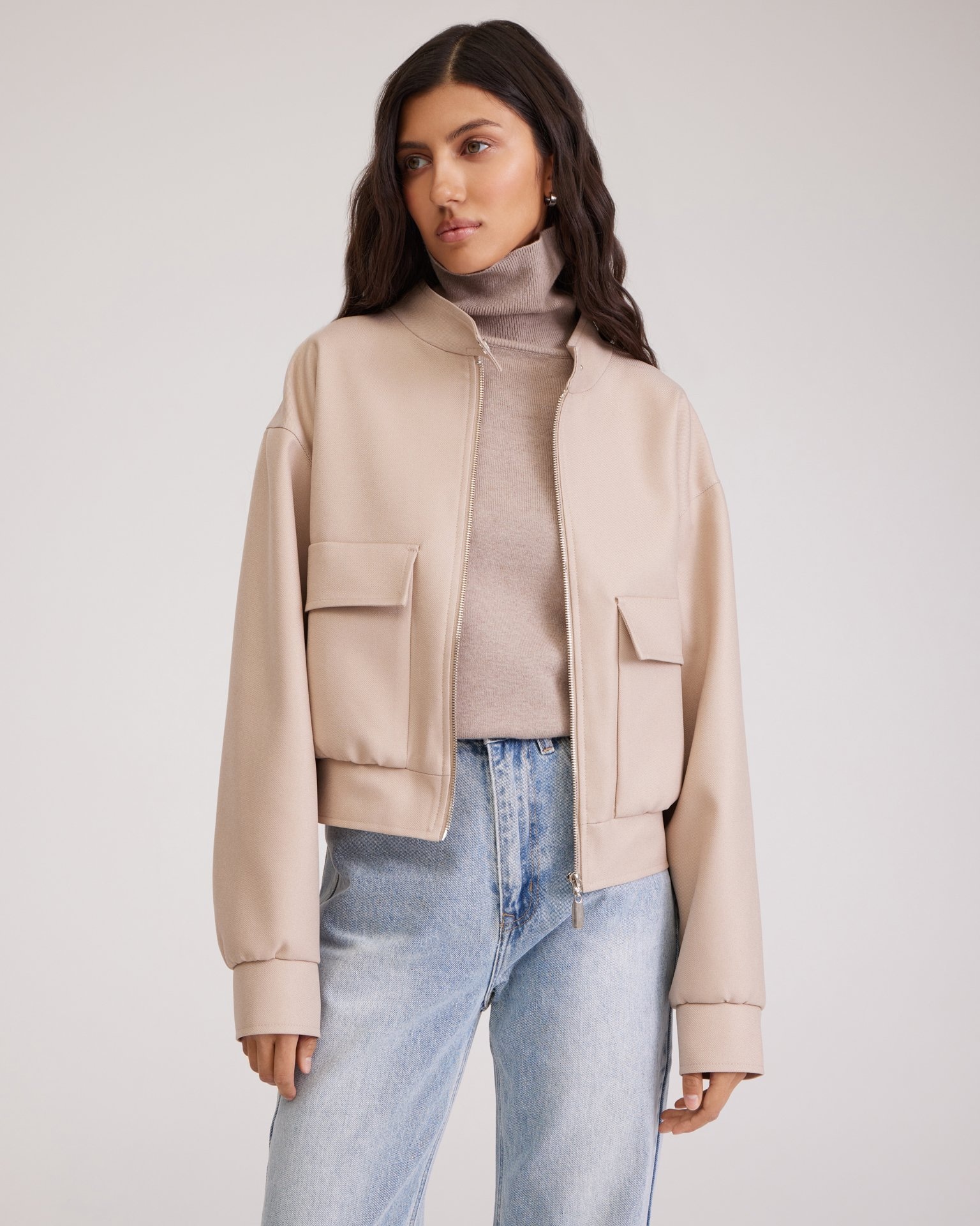 Бомбер в бежевом цвете