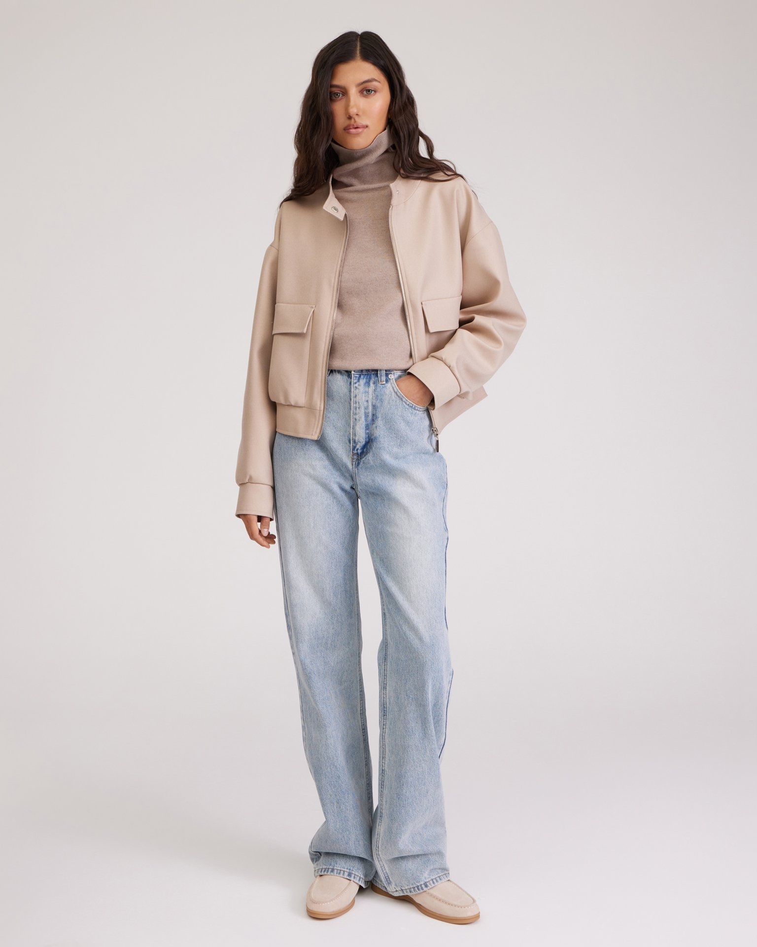 Бомбер в бежевом цвете