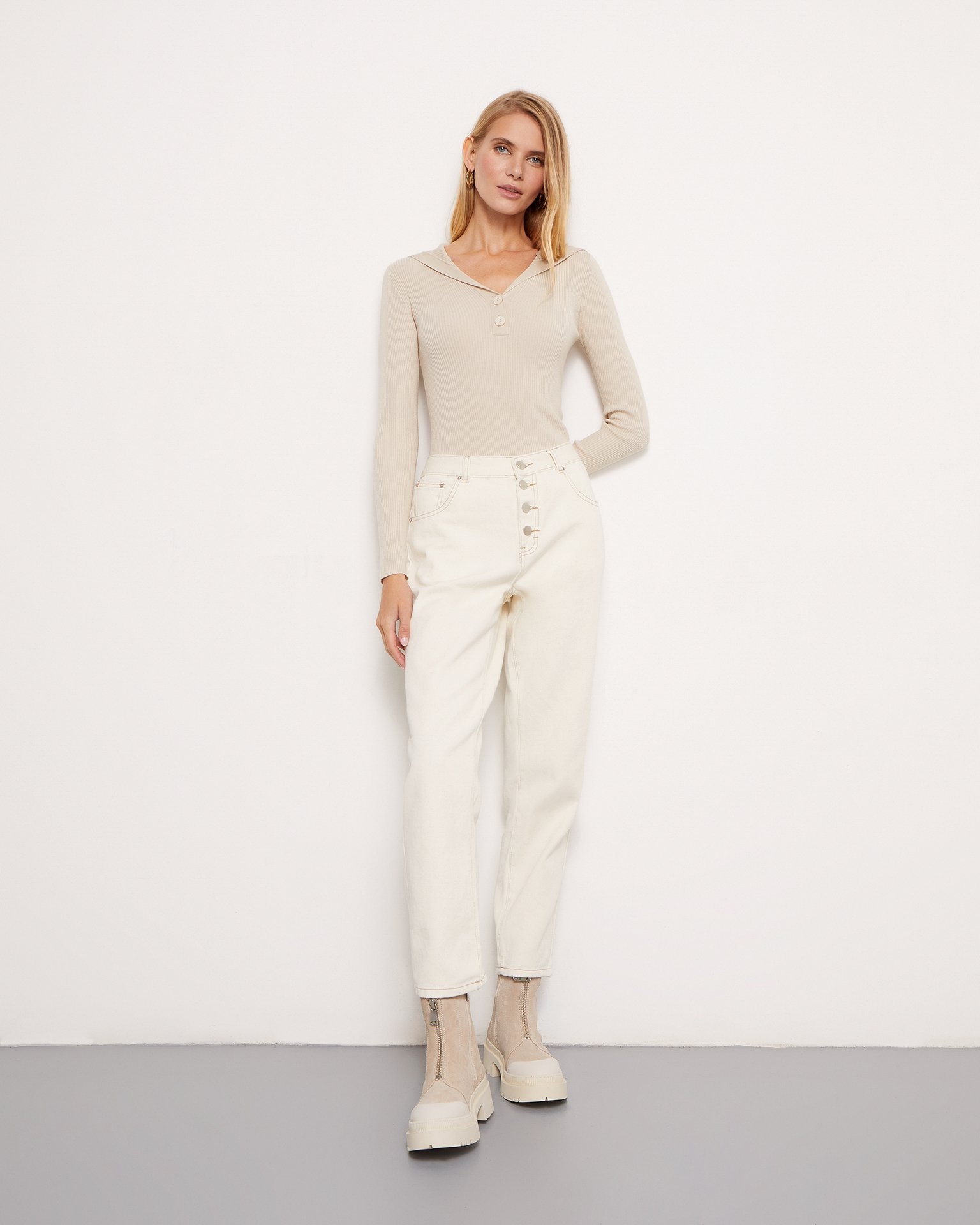 Боди с капюшоном в бежевом цвете