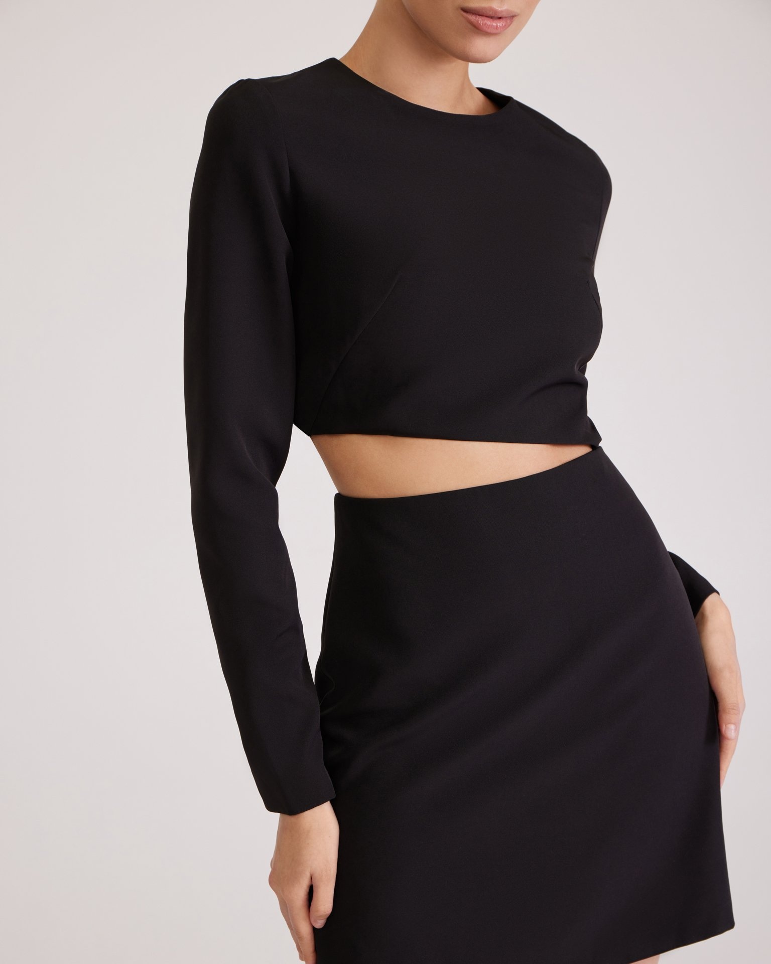 Платье с разрезом на талии