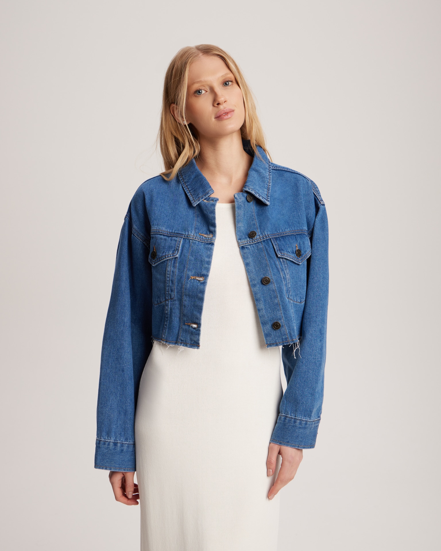 Укороченная джинсовая куртка в синем цвете