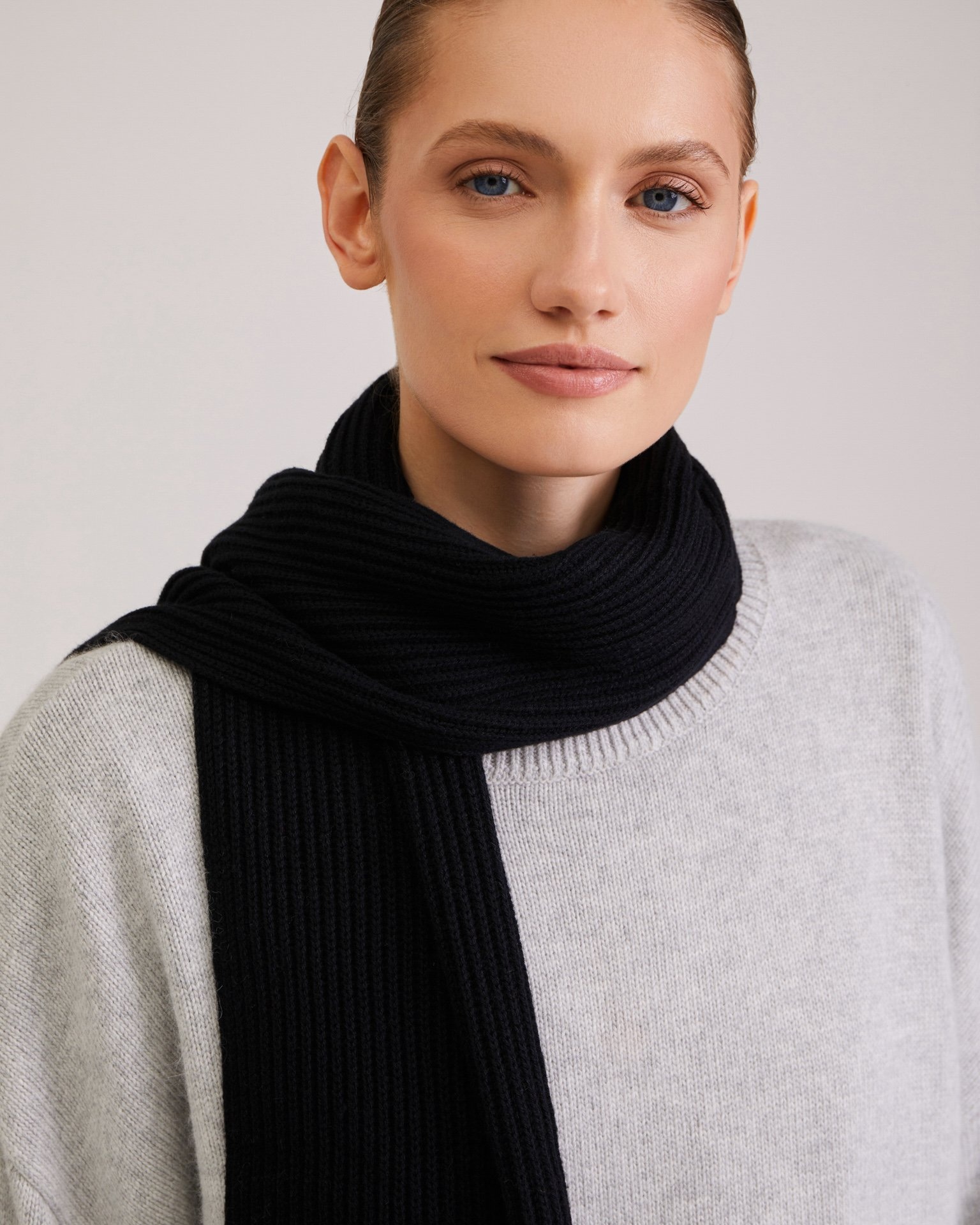 Широкий шарф в черном цвете