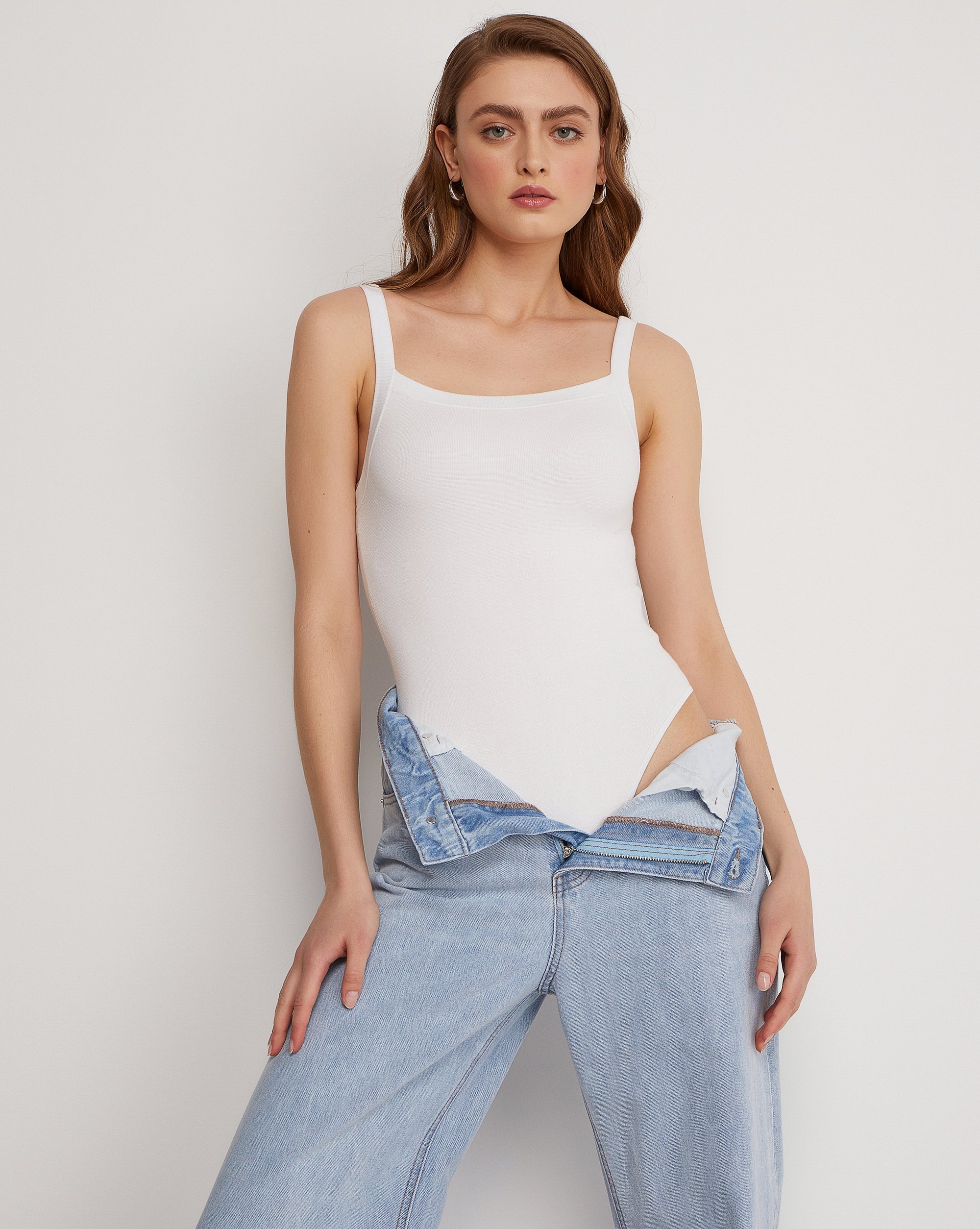 Боди на бретелях в белом цвете