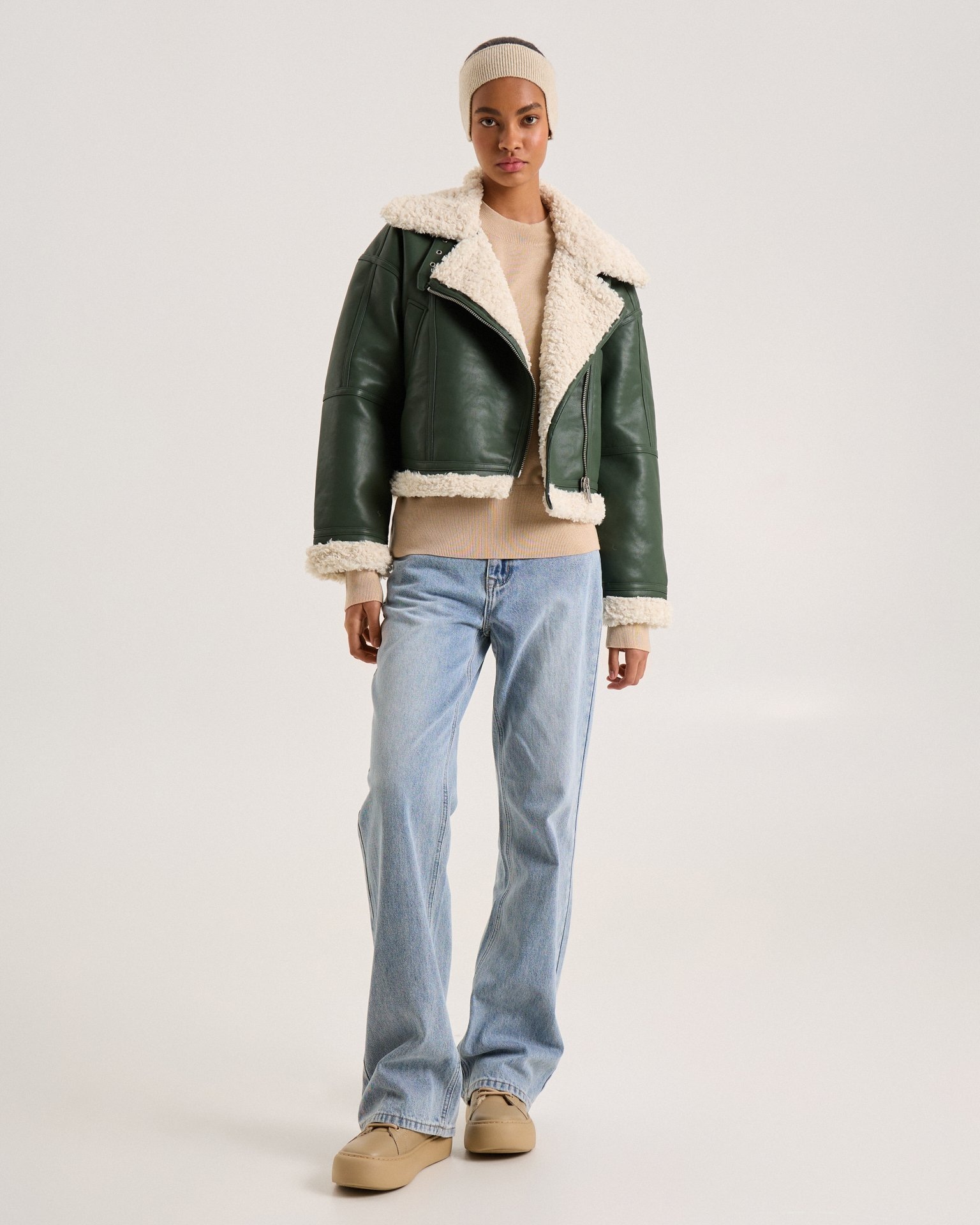 Утепленная дубленка в изумрудном цвете