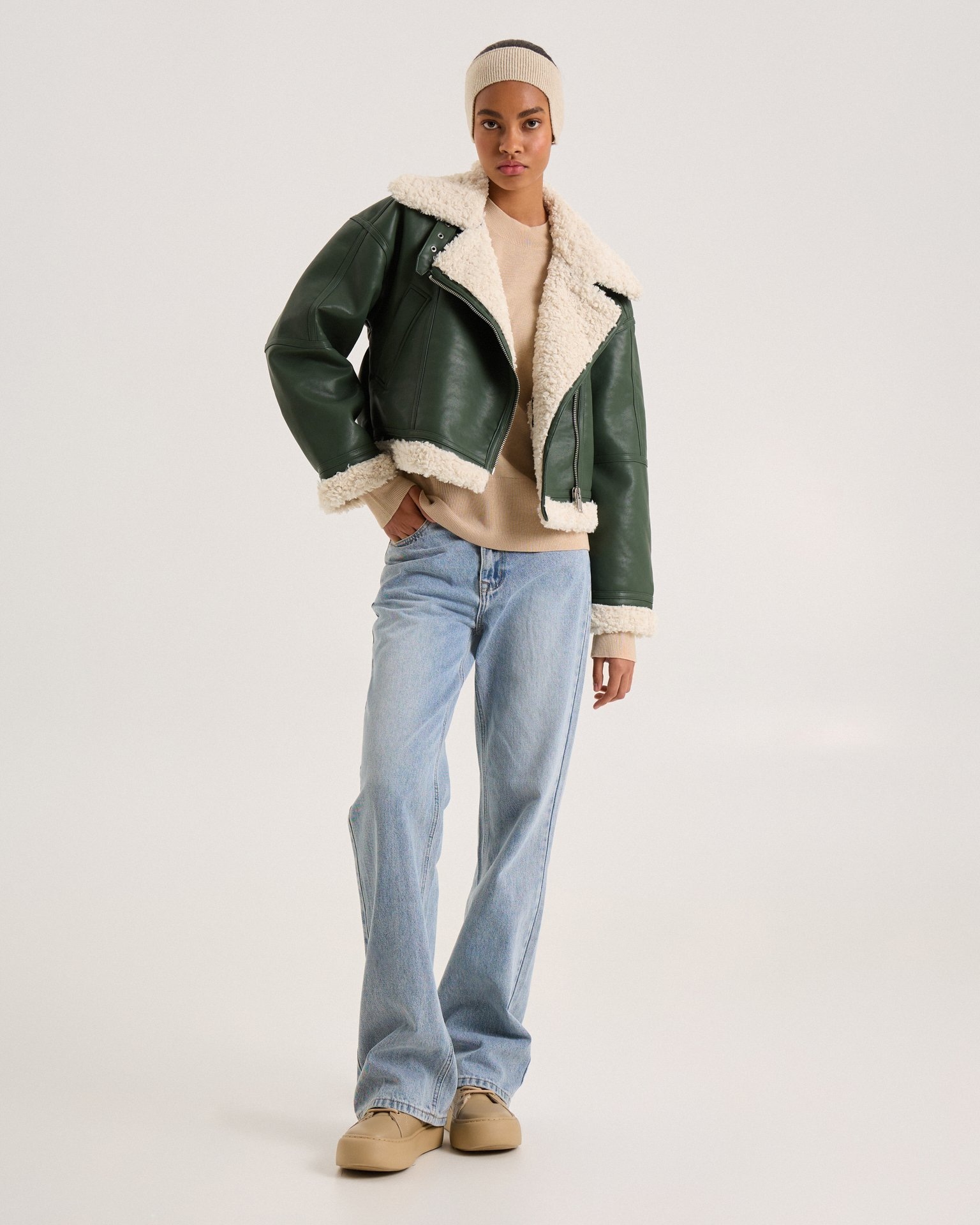 Утепленная дубленка в изумрудном цвете