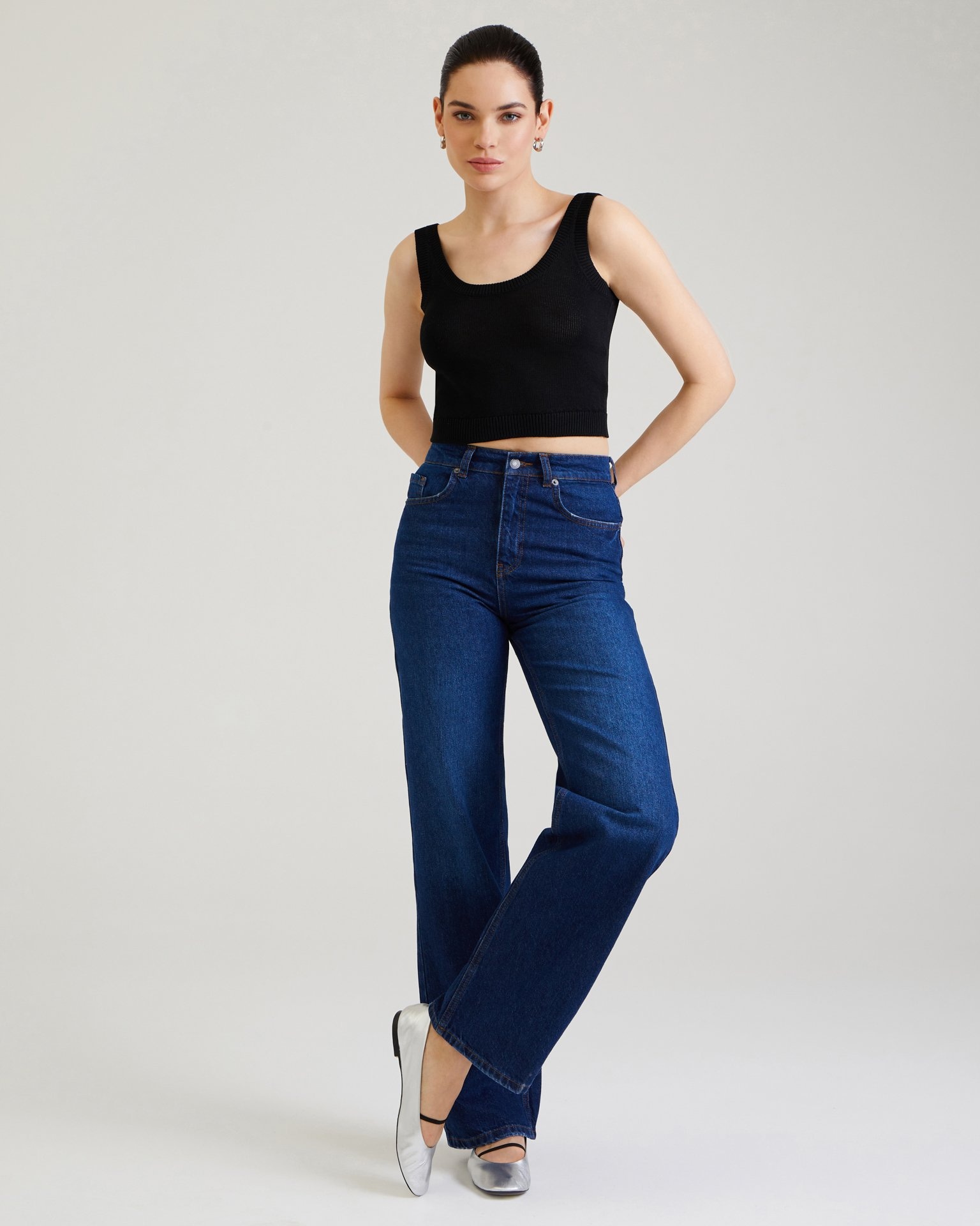 Темно-синие джинсы