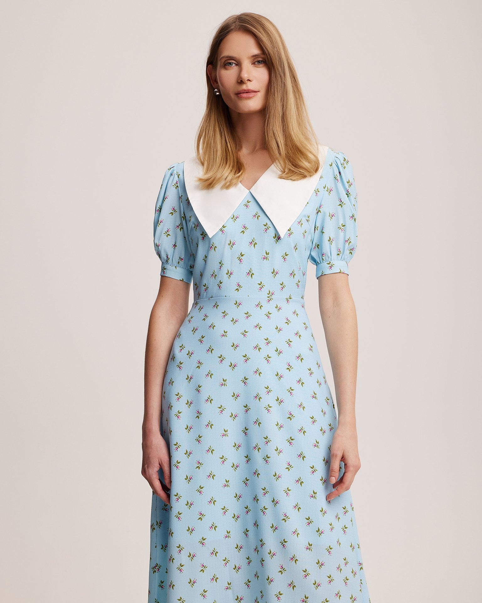 Голубое платье с белым воротником