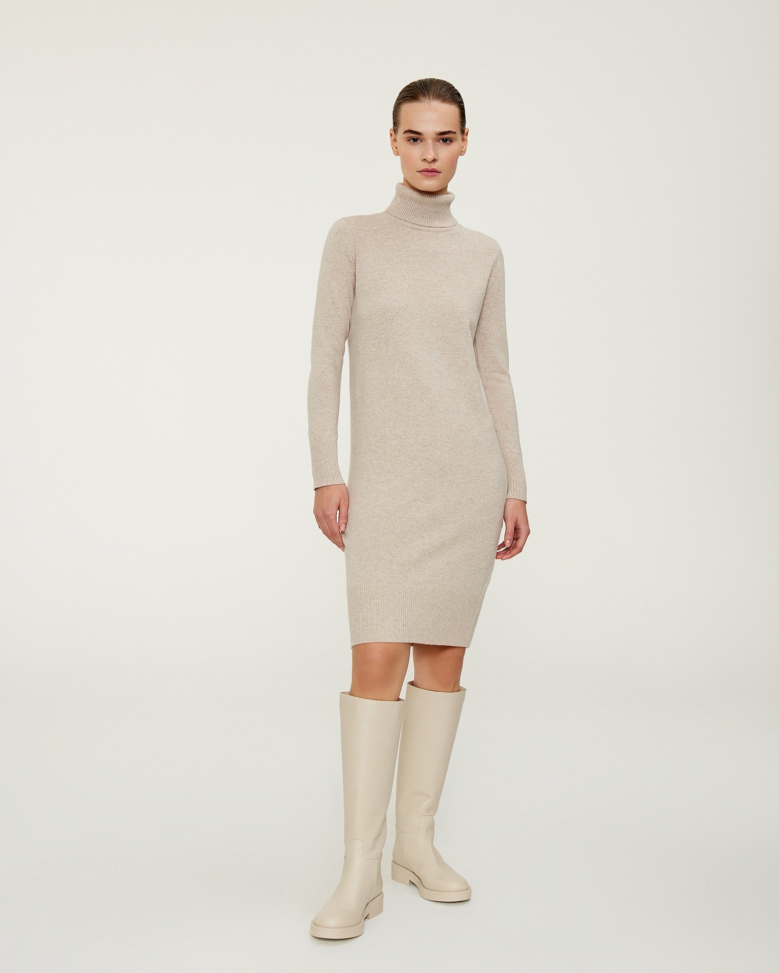 Трикотажное платье в бежевом цвете