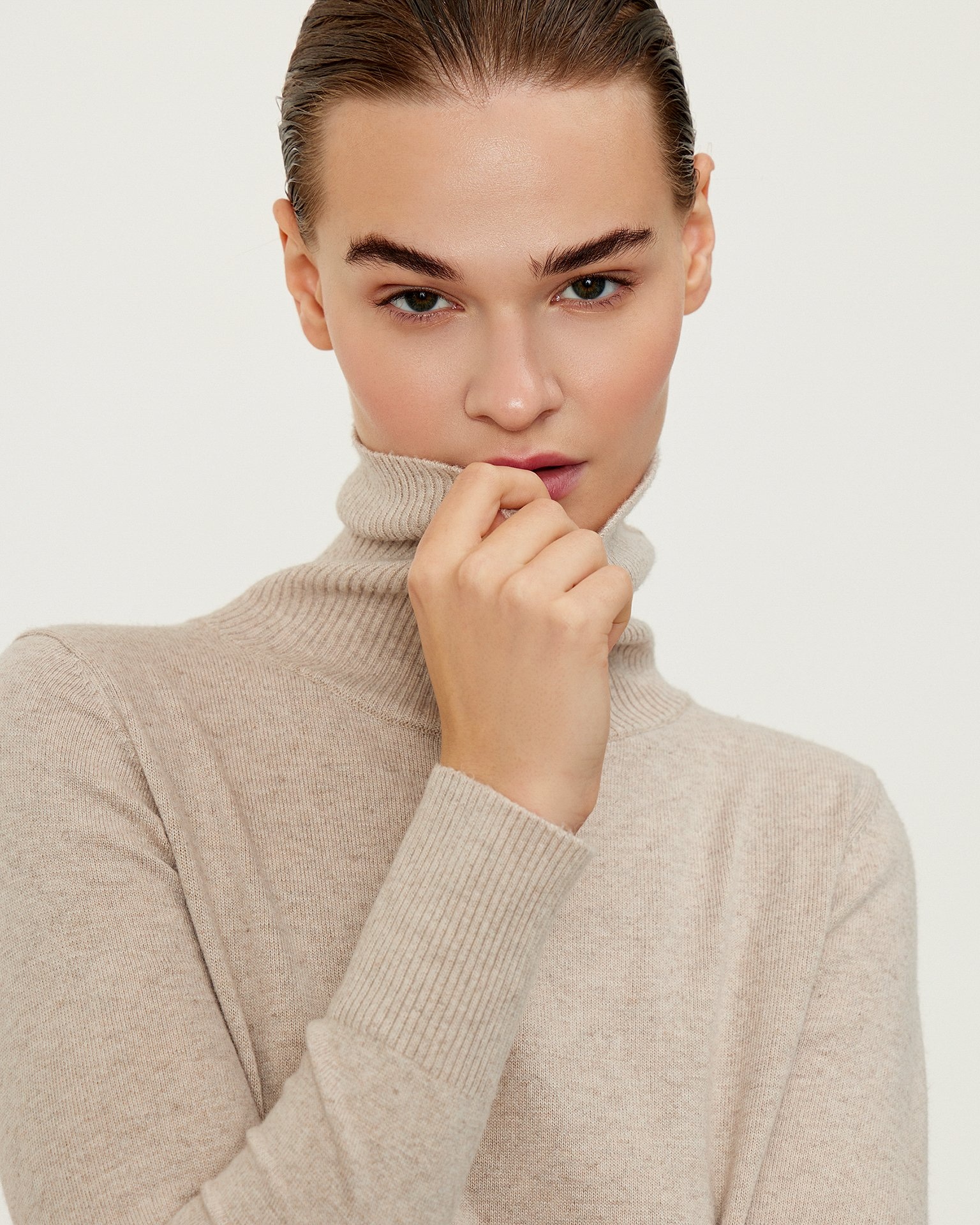 Трикотажное платье в бежевом цвете