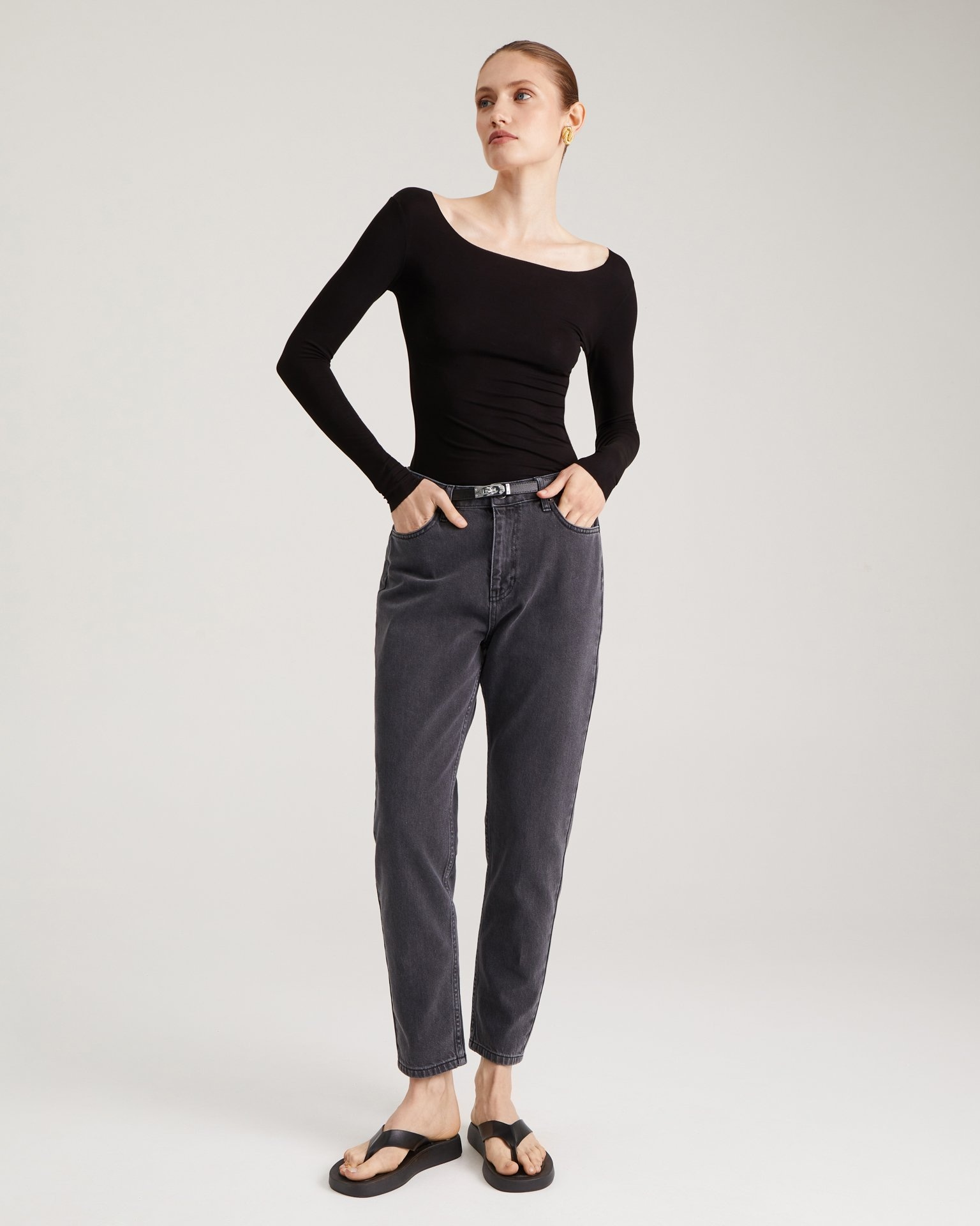 Светло-серые джинсы mom