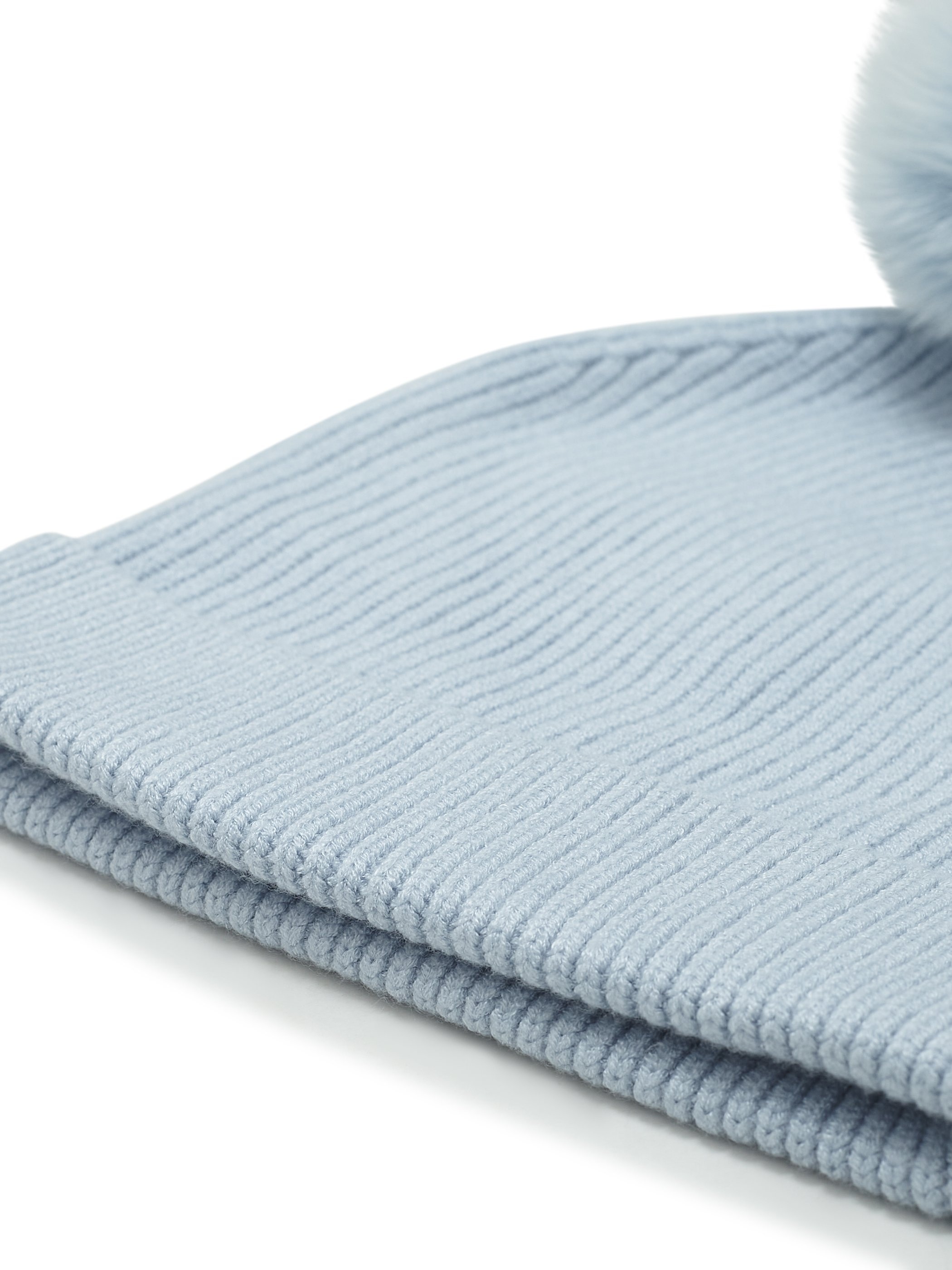 Шапка с помпоном в голубом цвете