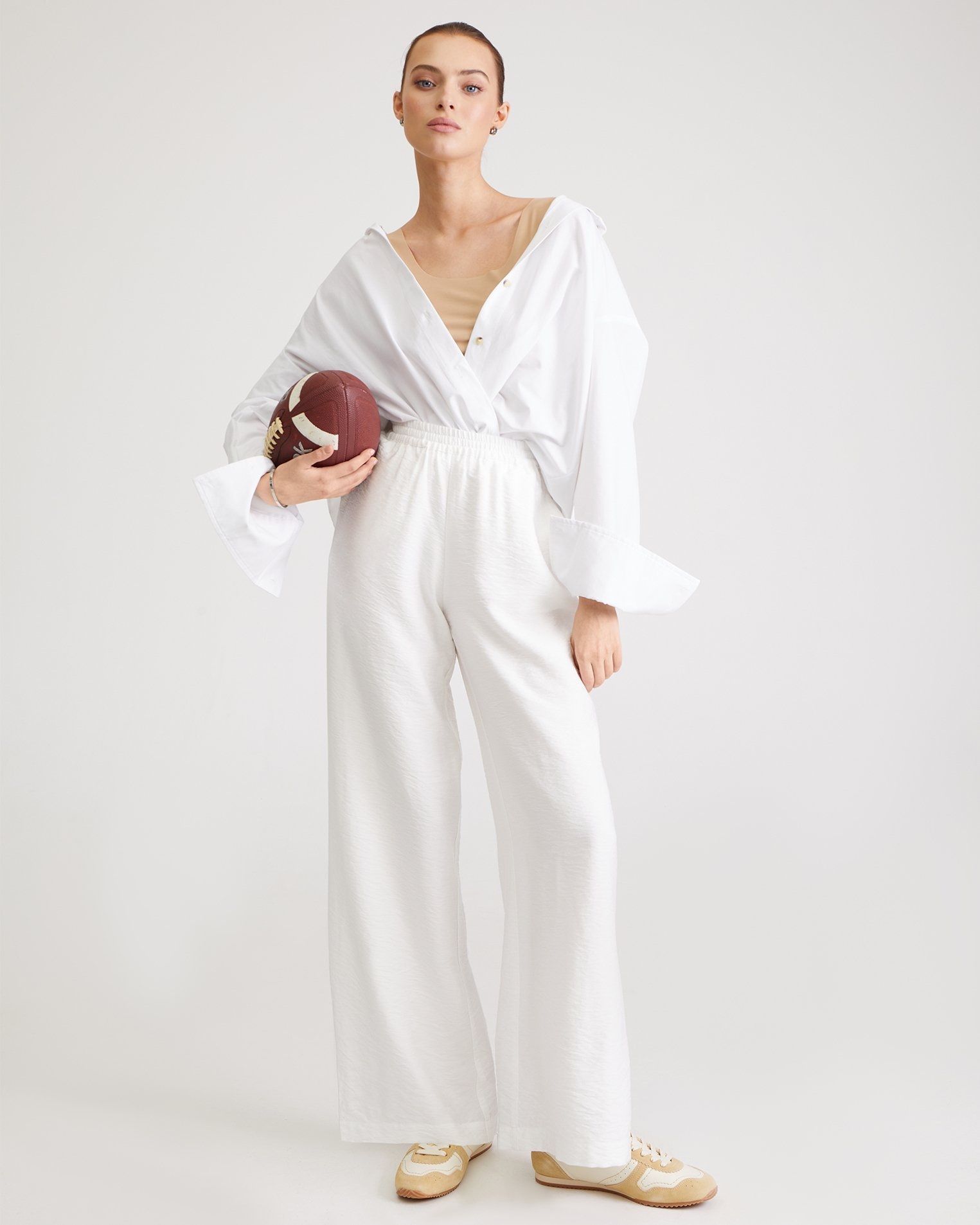 Белые брюки на резинке