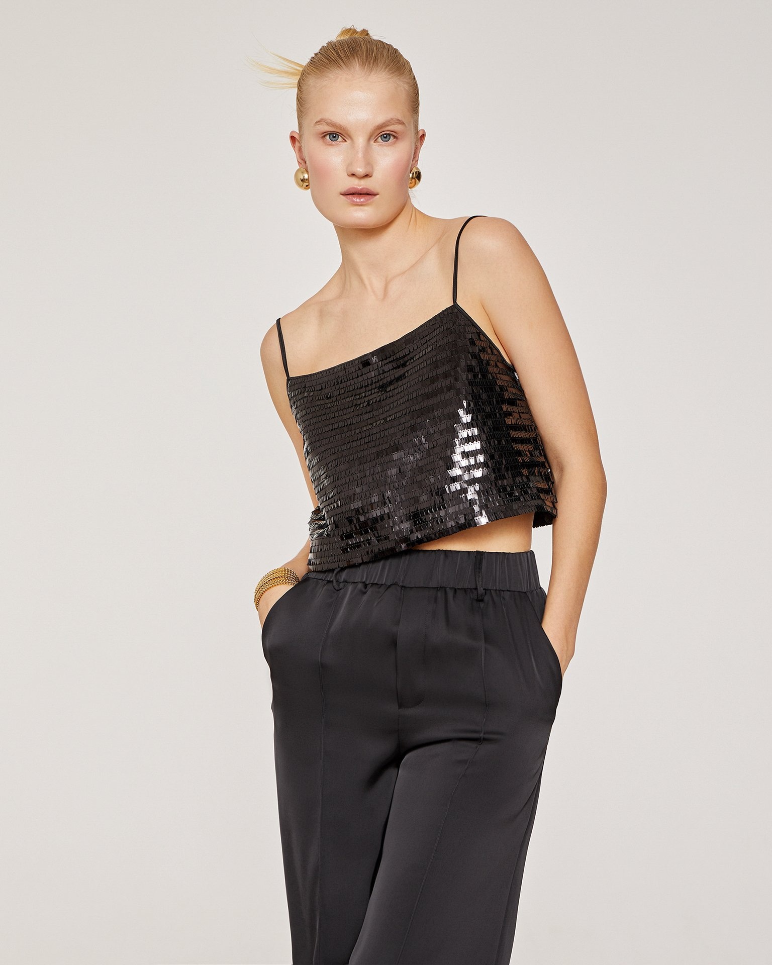 Топ на бретелях в черном цвете