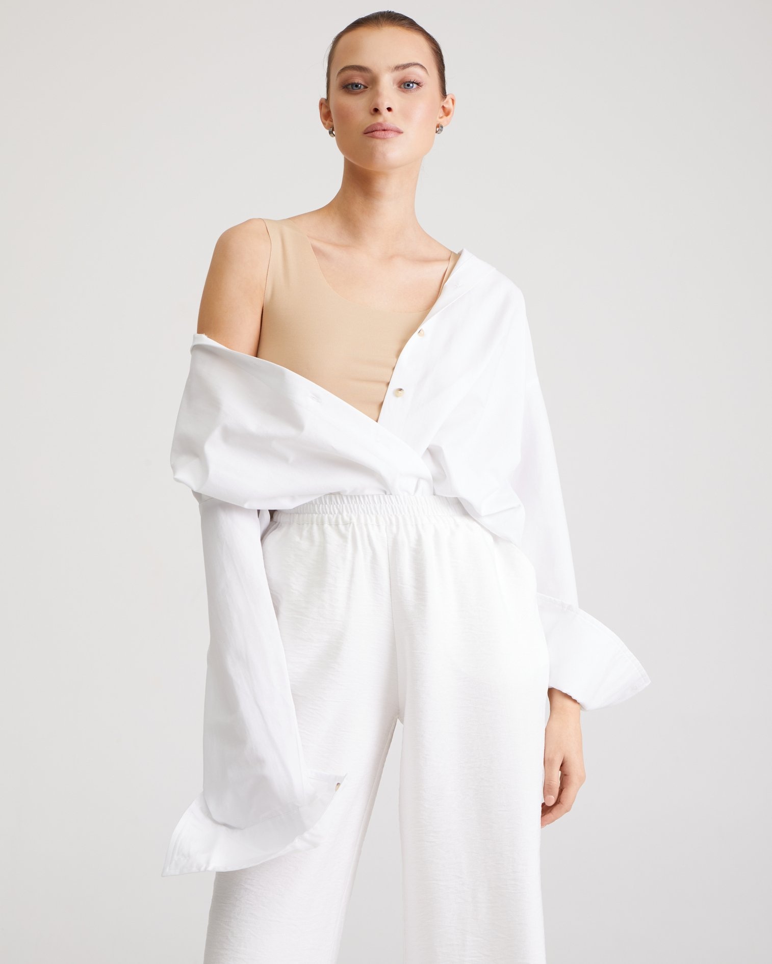 Белые брюки на резинке