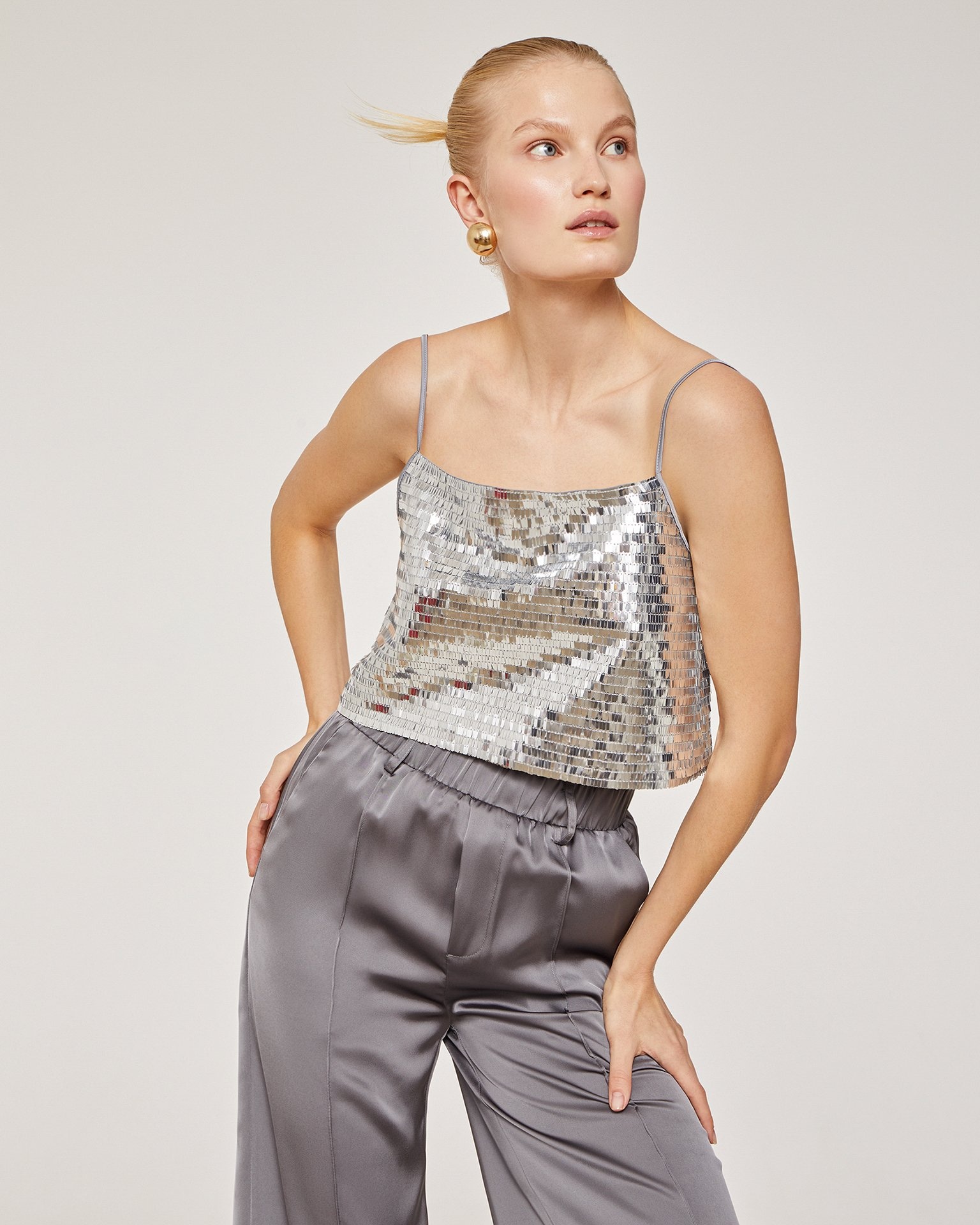 Топ на бретелях в серебряном цвете