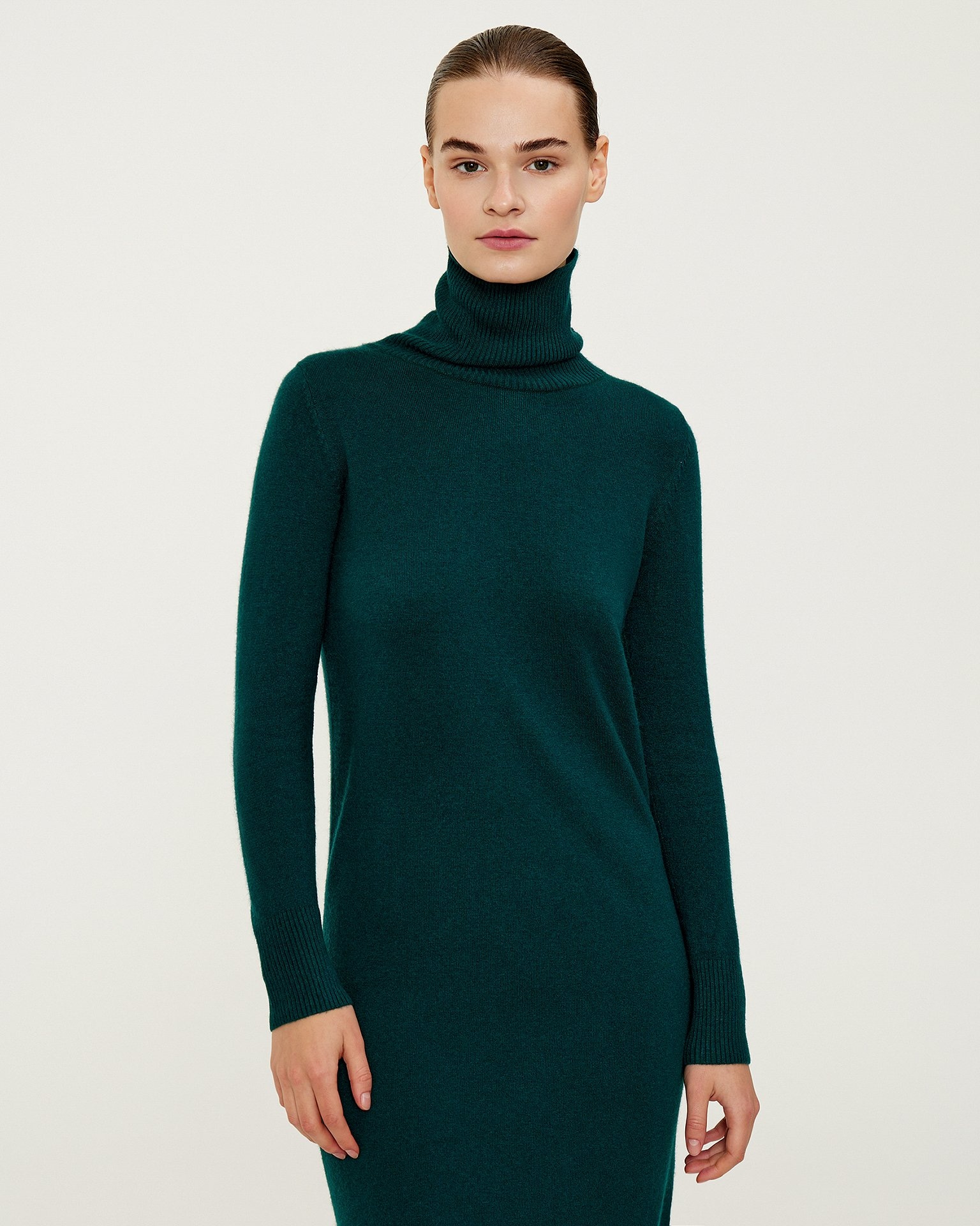 Трикотажное платье в изумрудном цвете