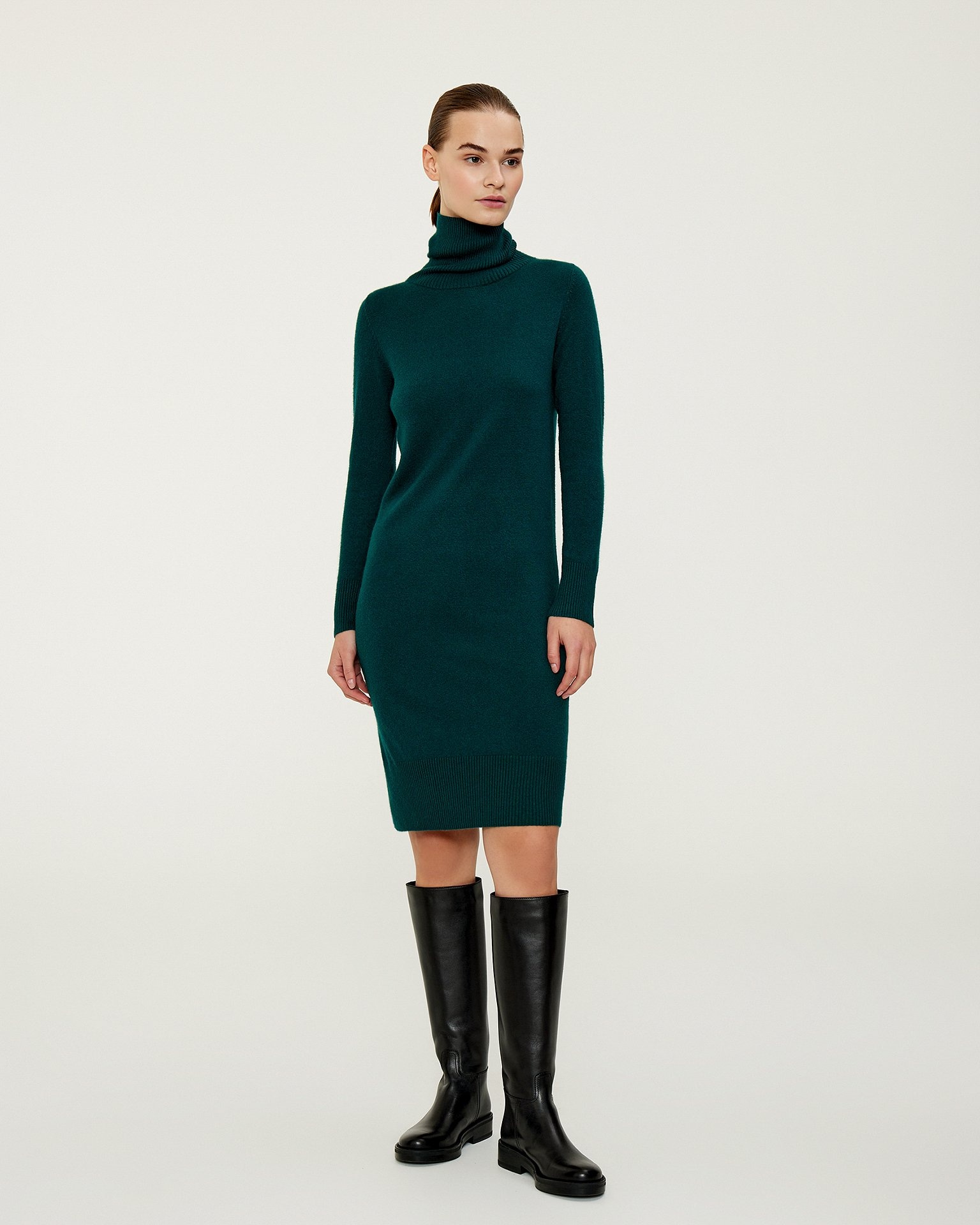 Трикотажное платье в изумрудном цвете