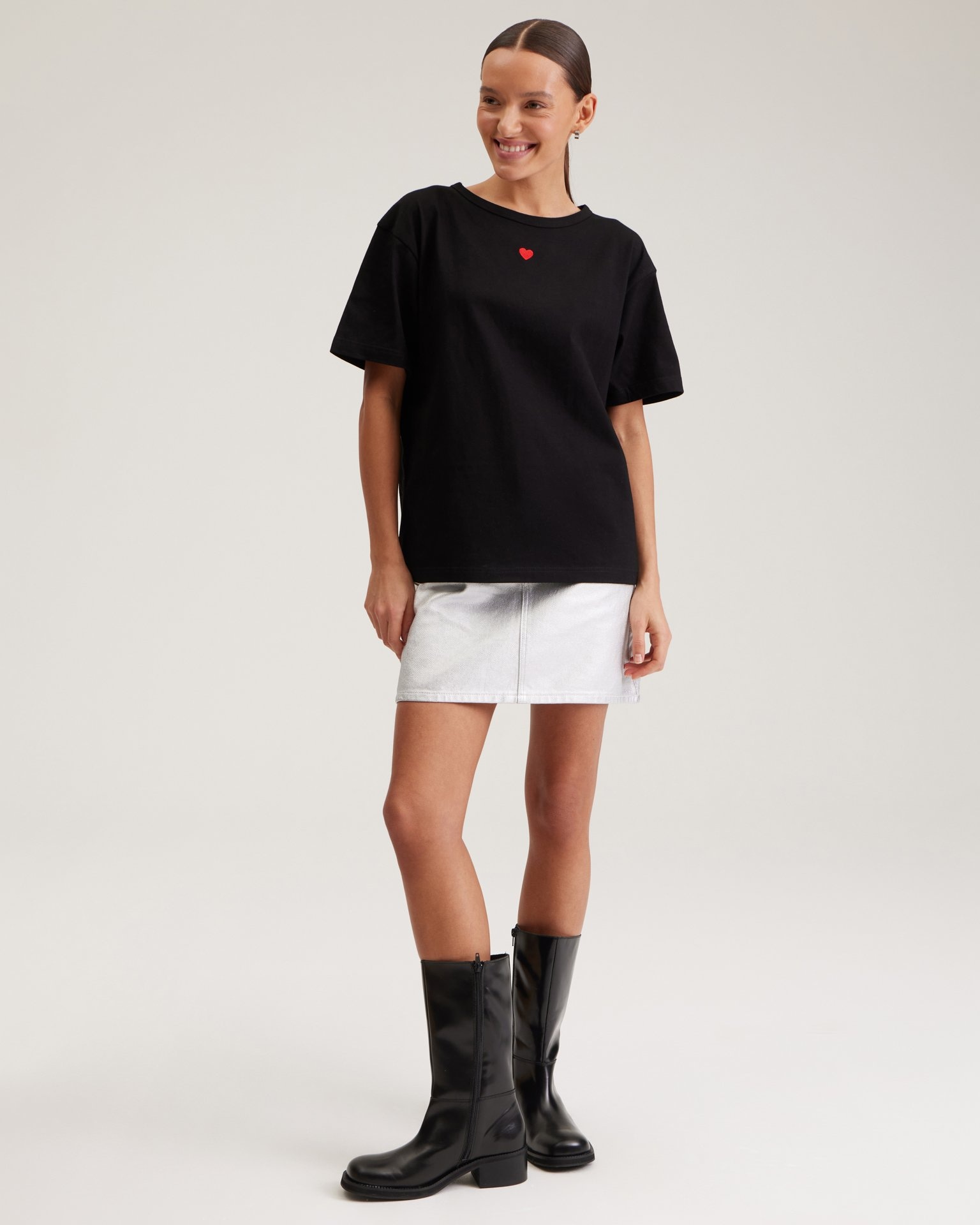 Черная футболка с сердечком