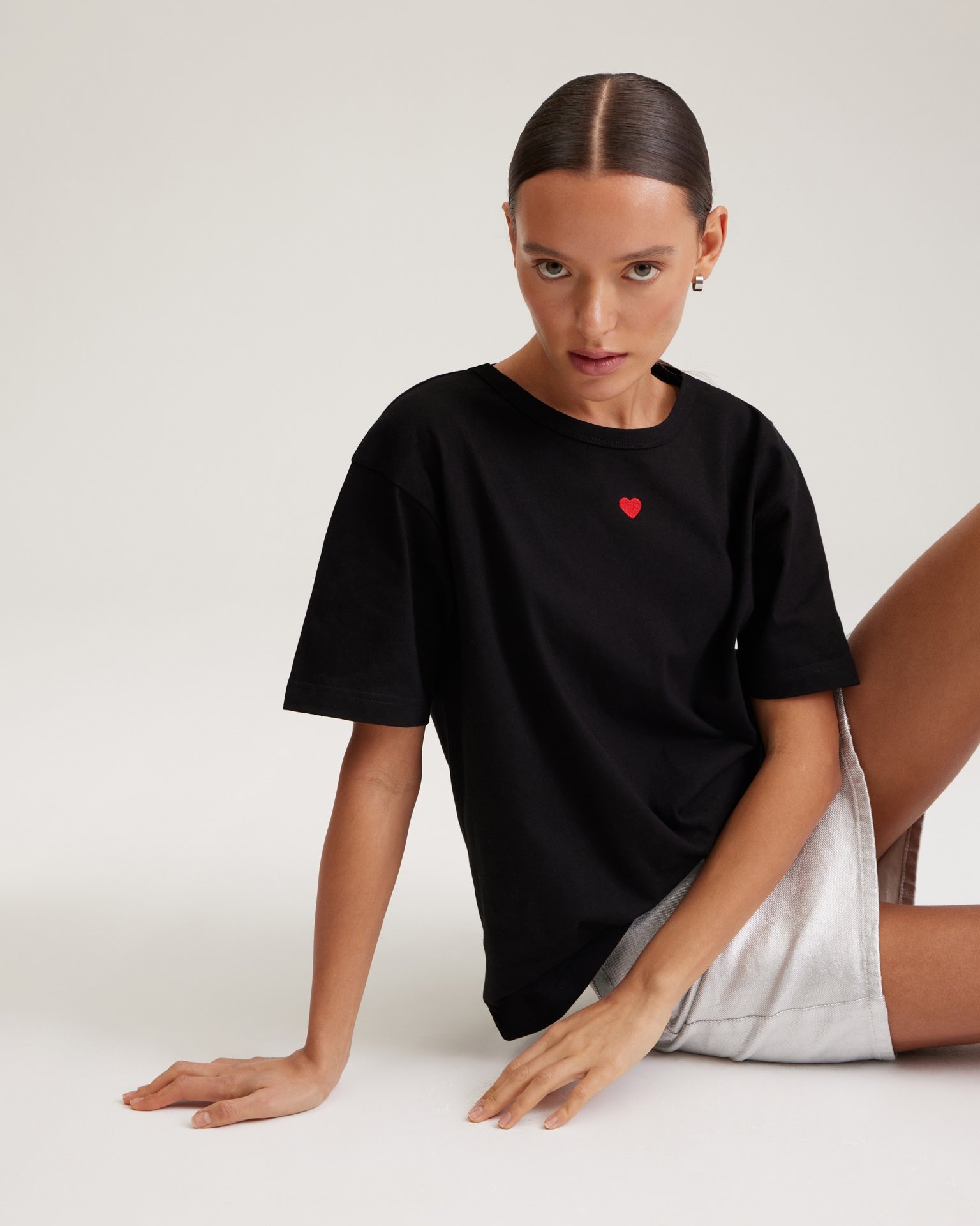Черная футболка с сердечком