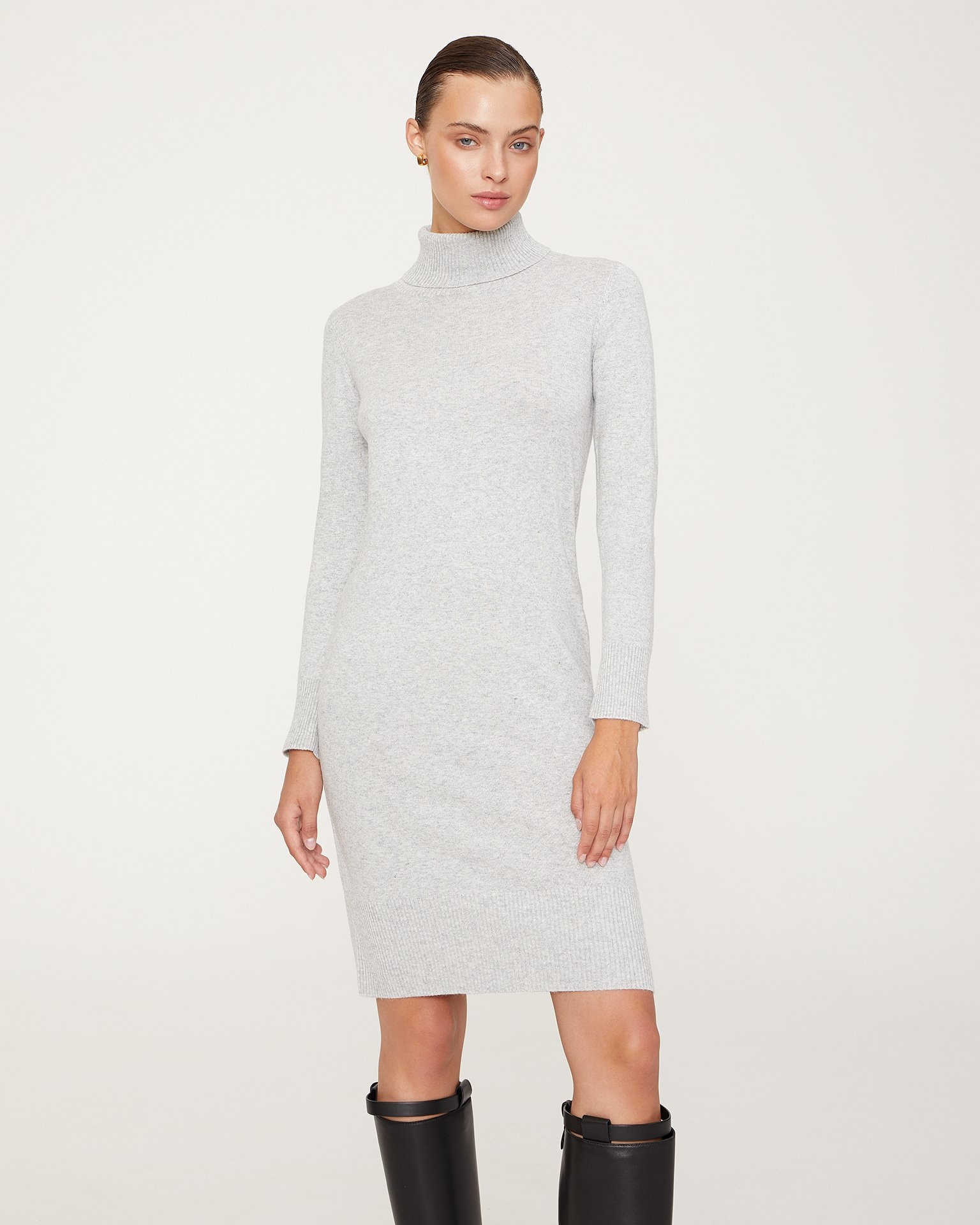 Трикотажное платье в сером цвете