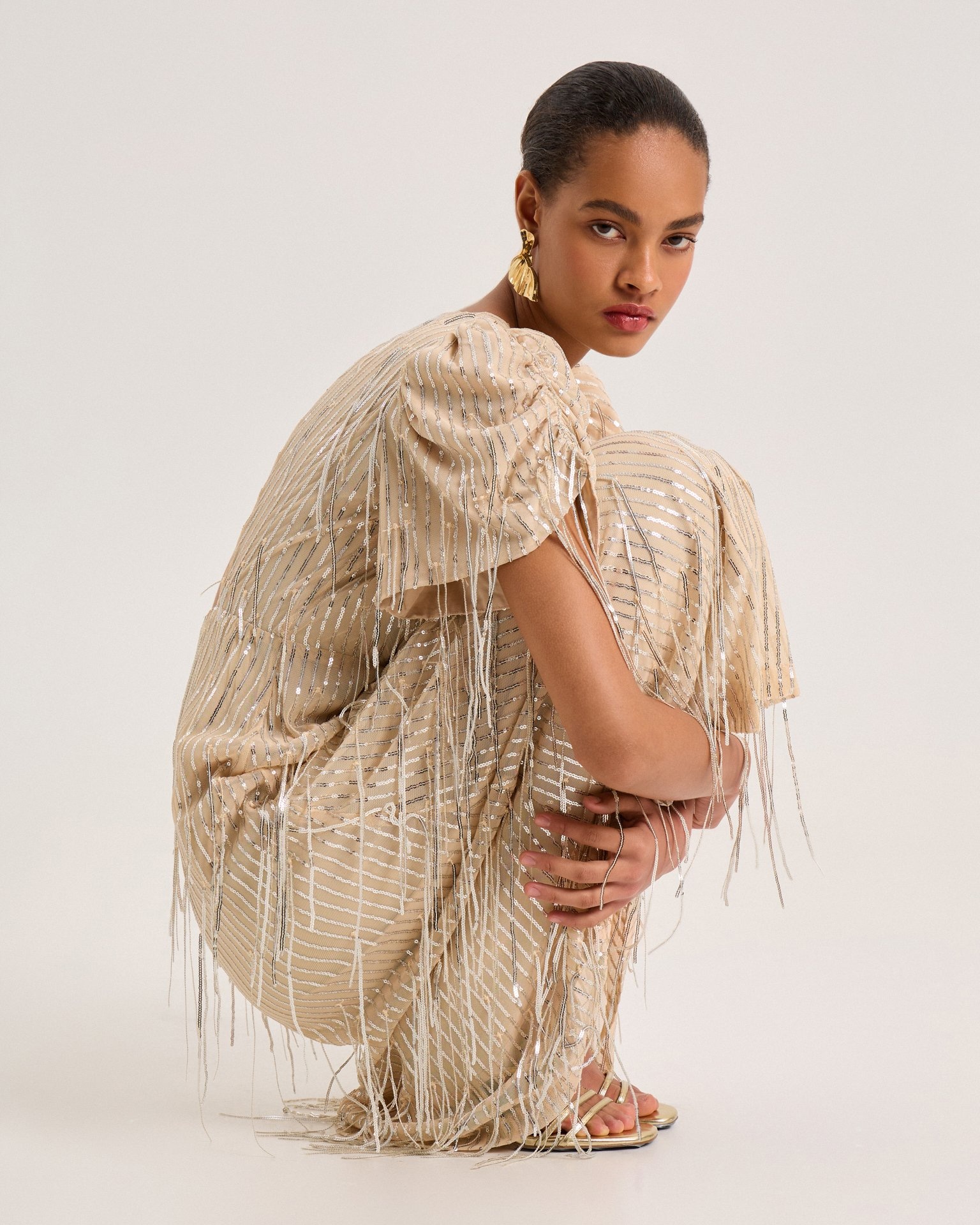 Бежевое платье с пайетками