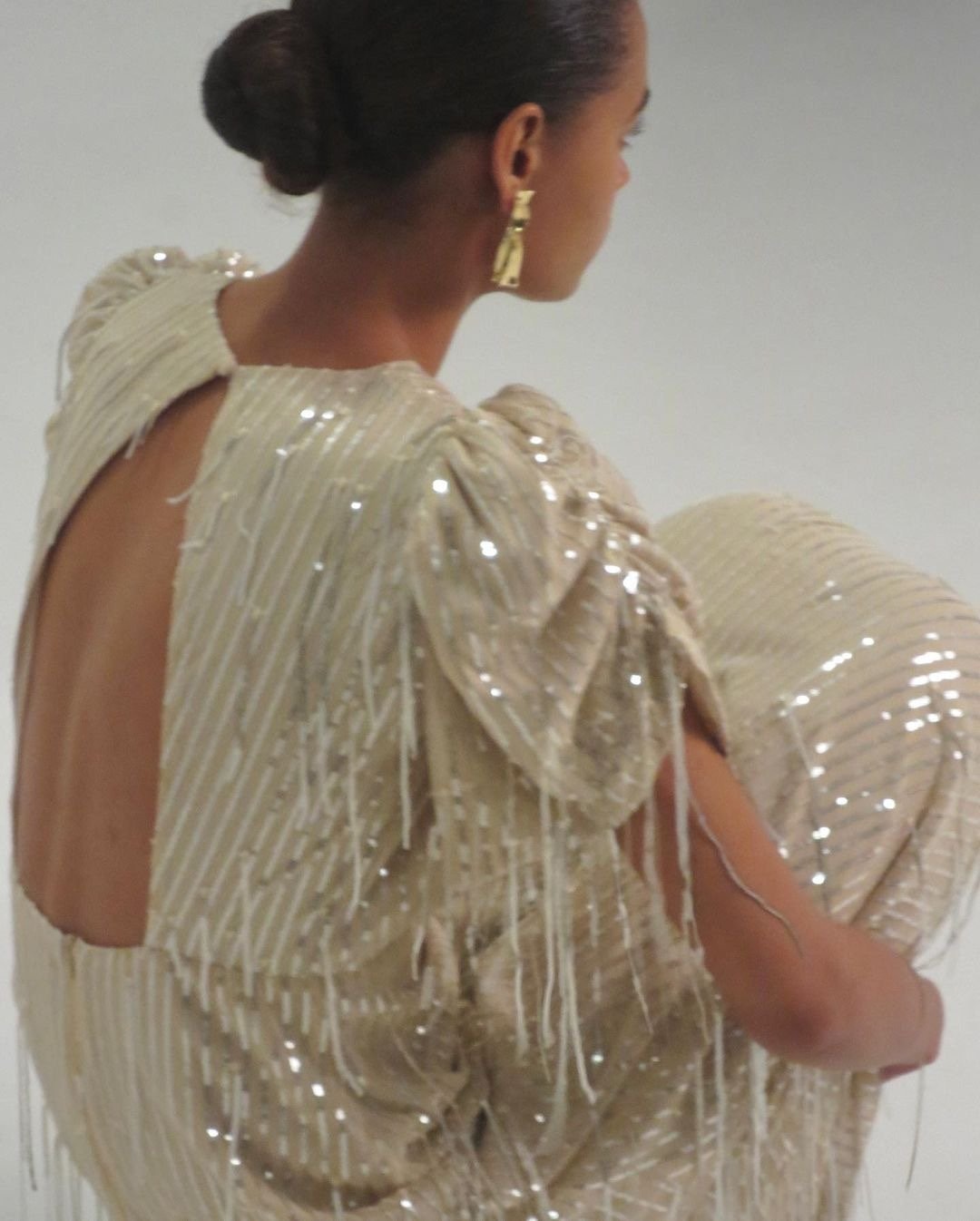 Бежевое платье с пайетками