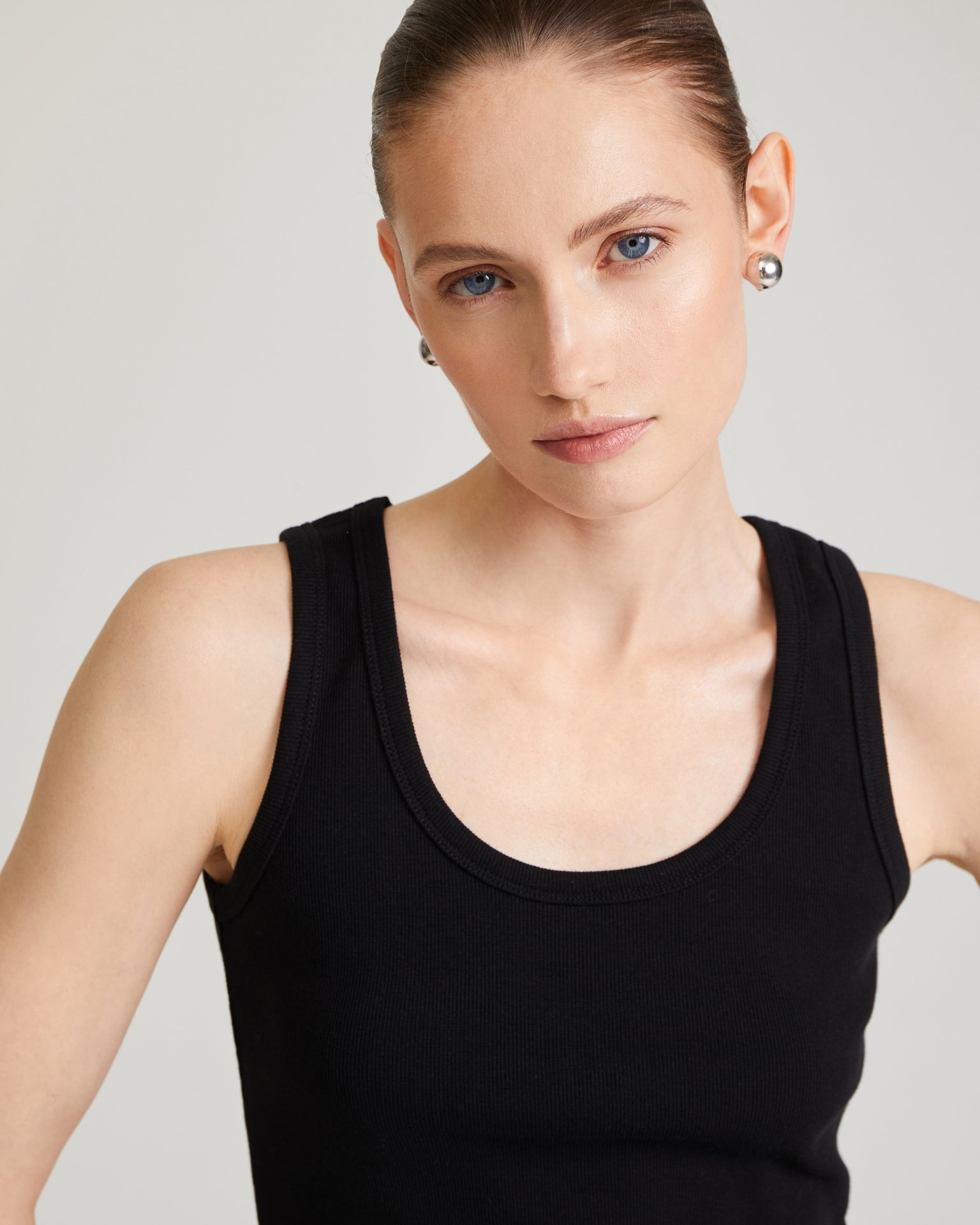 Топ на широких бретелях