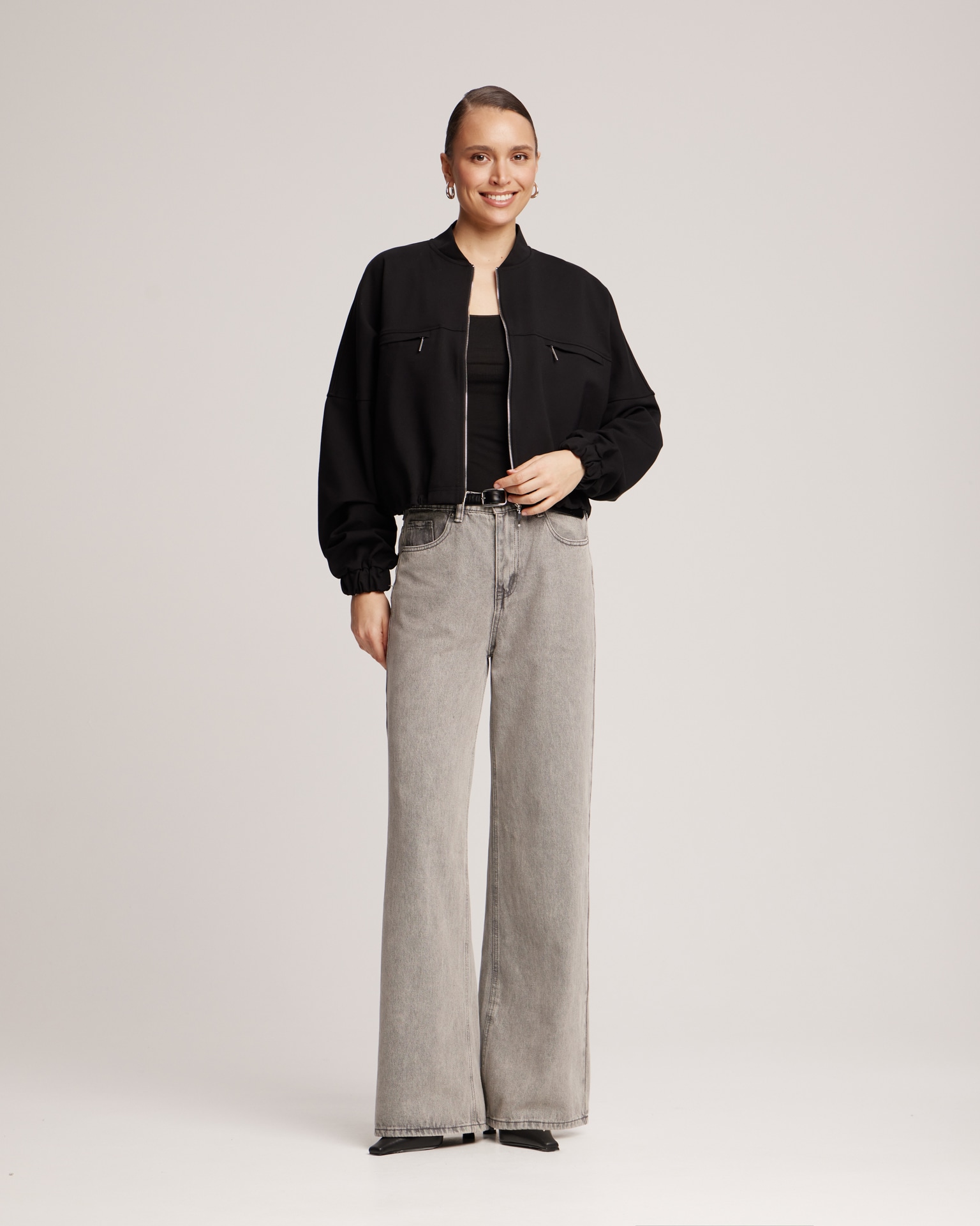 Черный бомбер с регулируемой резинкой