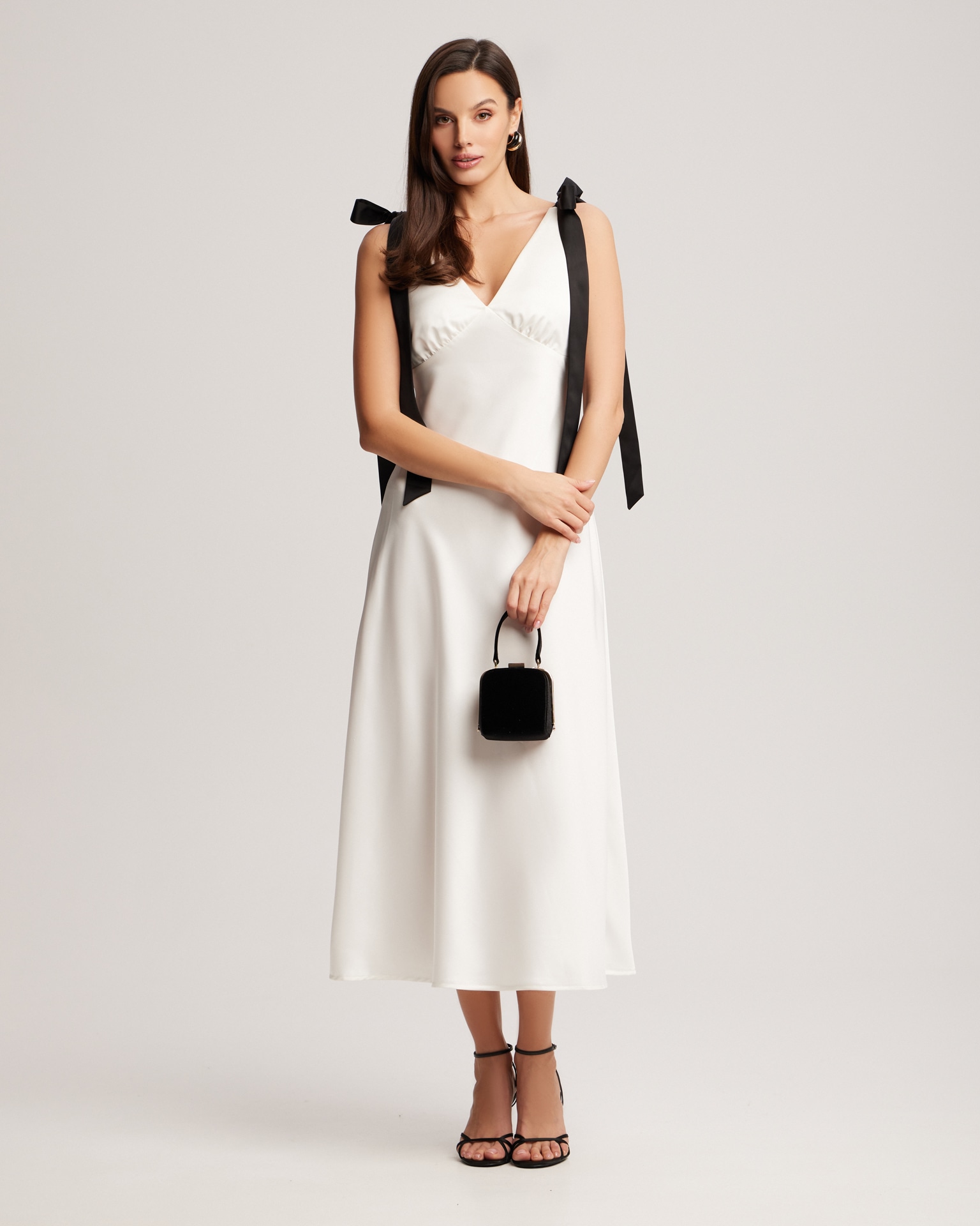 Платье с V-образным вырезом