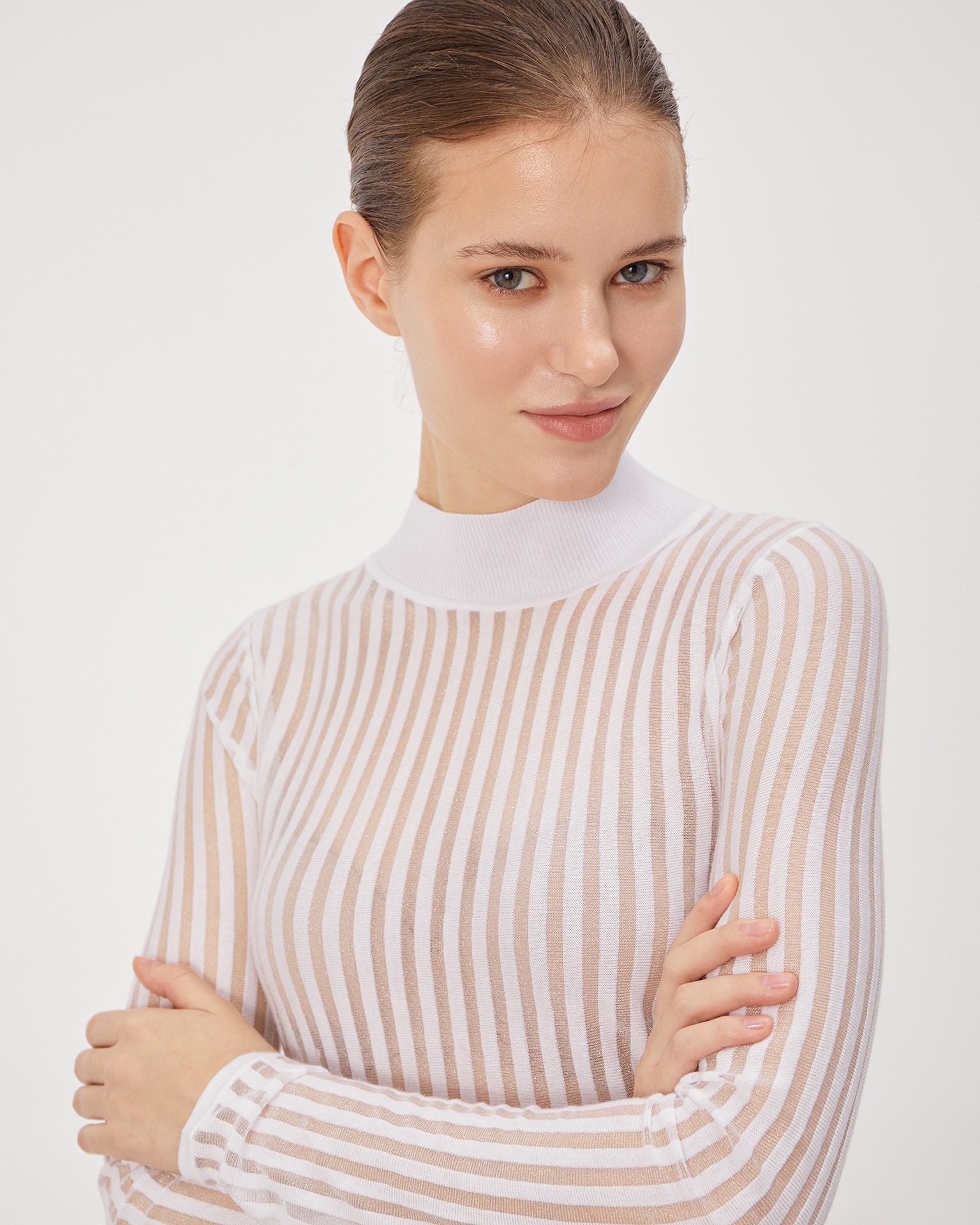 Белый топ с длинными рукавами