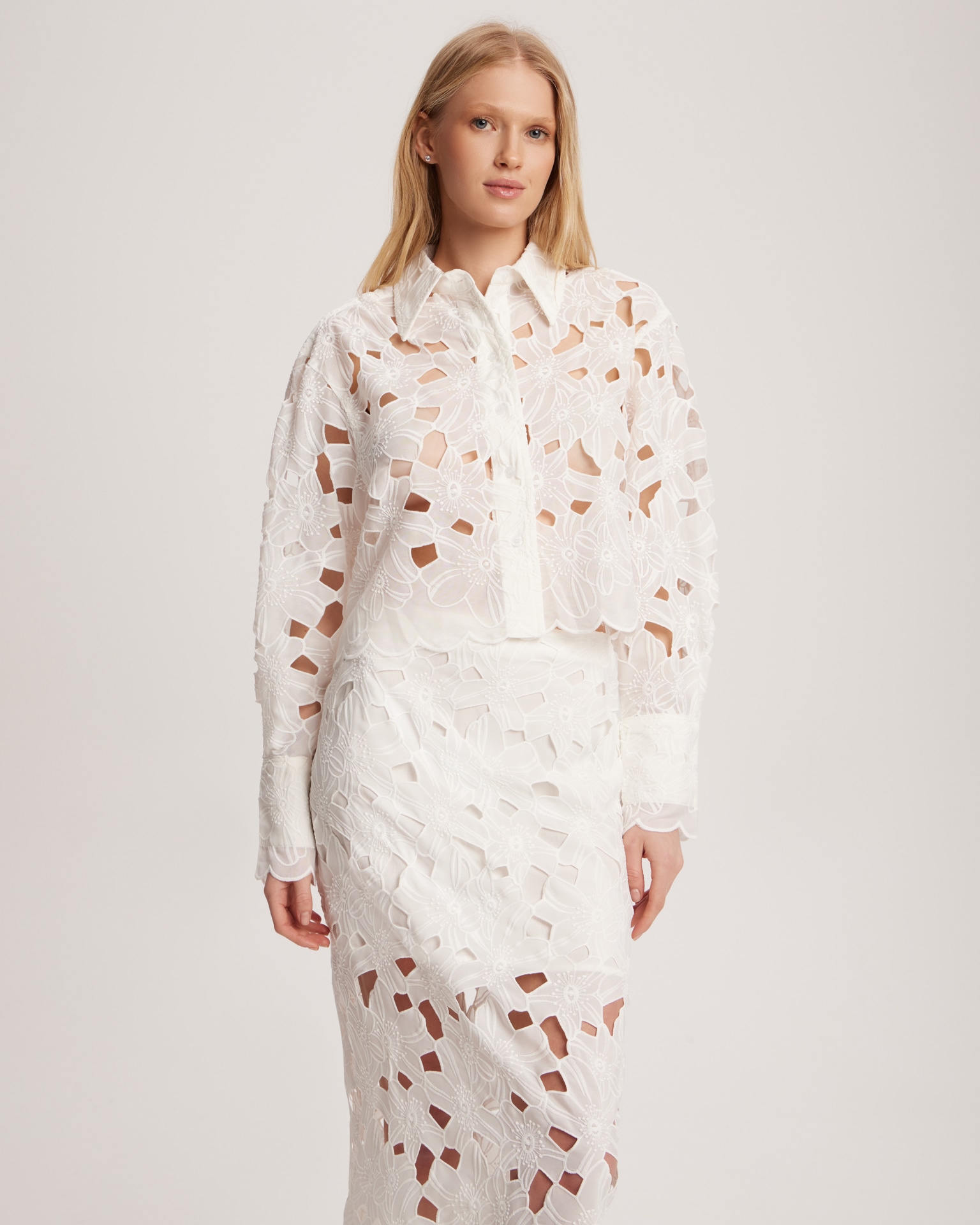 Блузка из белого кружева