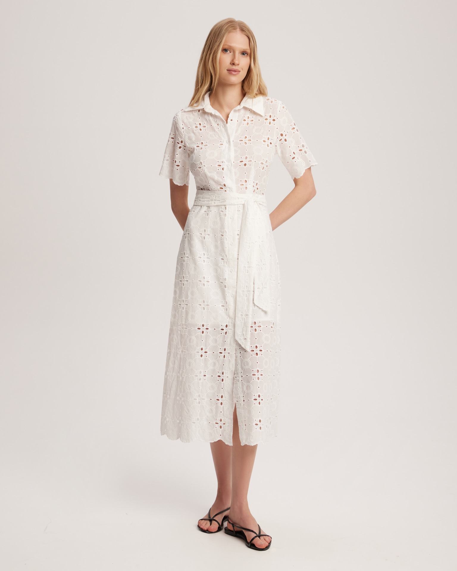  Белое платье с ажурной вышивкой