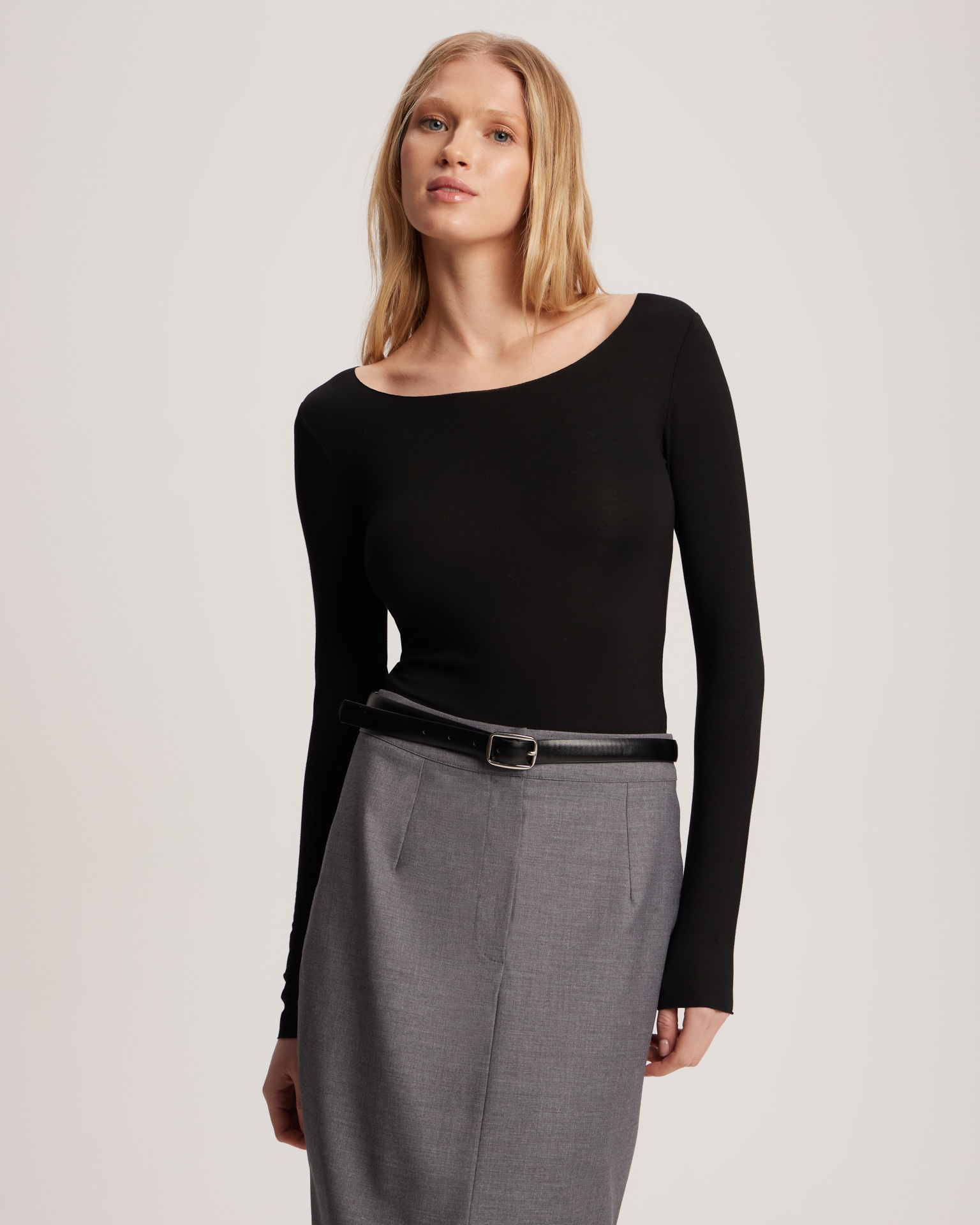 Лонгслив с круглым вырезом в черном цвете