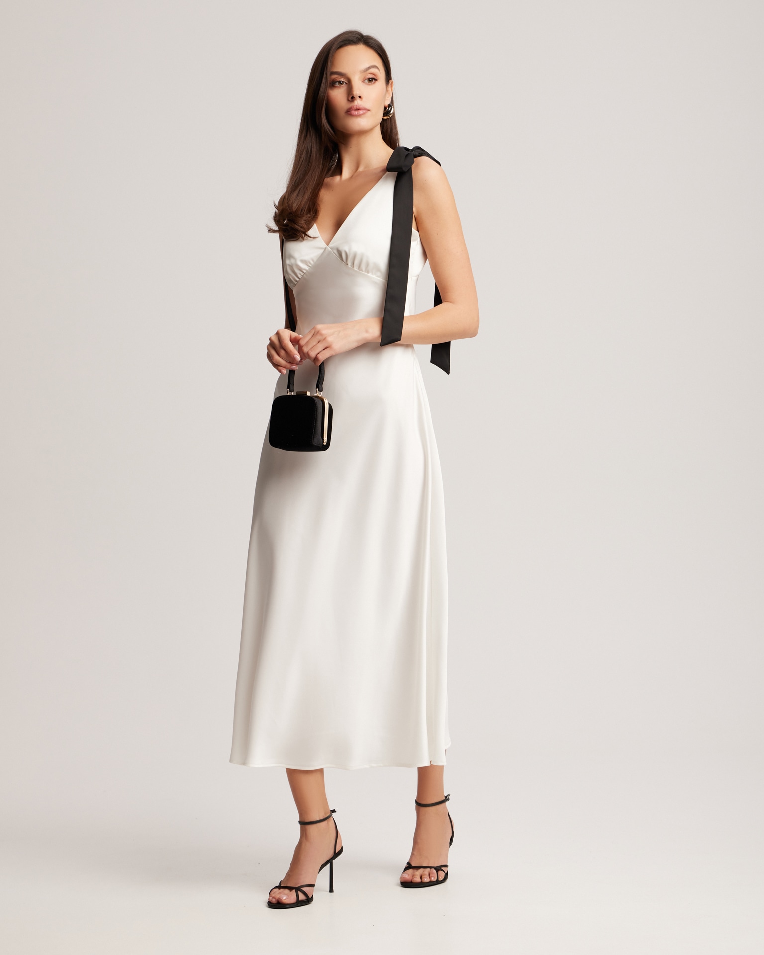 Платье с V-образным вырезом