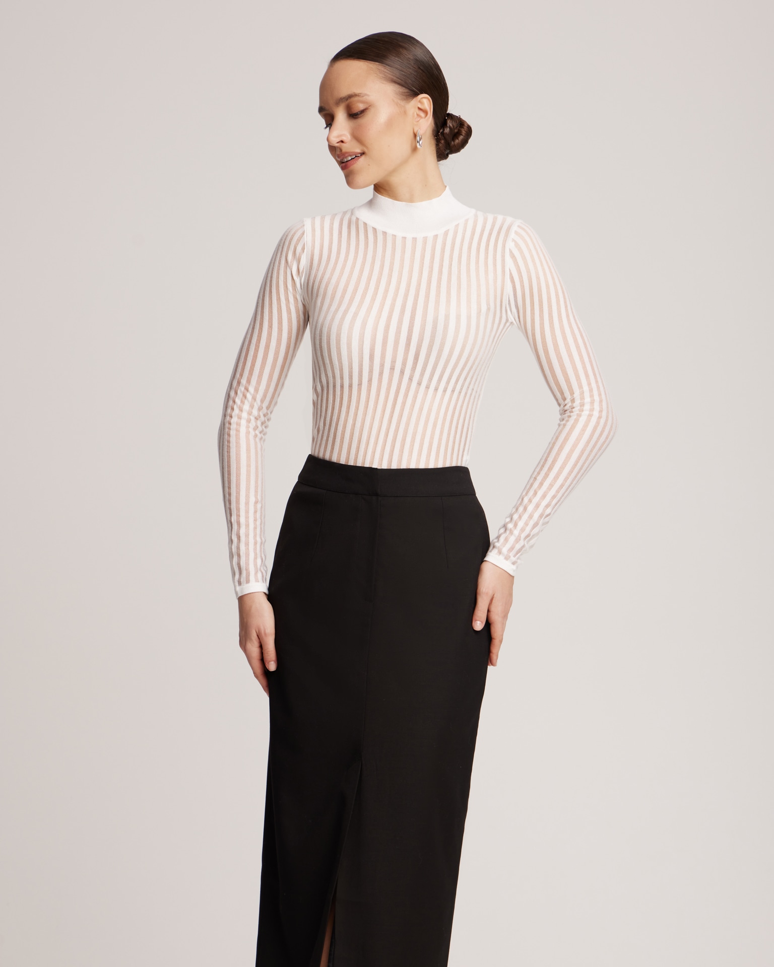 Белый топ с длинными рукавами