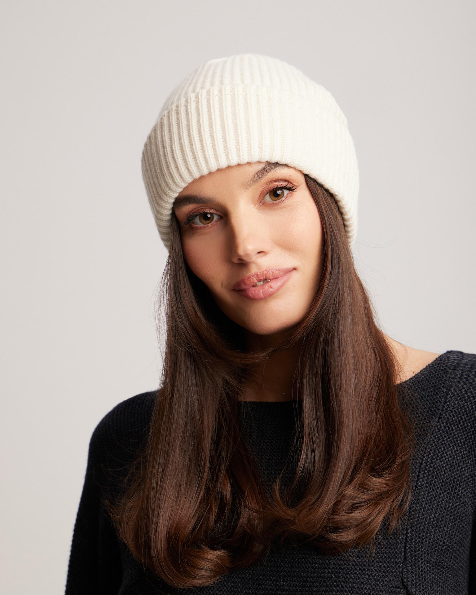 Шапка из шерсти в рубчик в молочном цвете