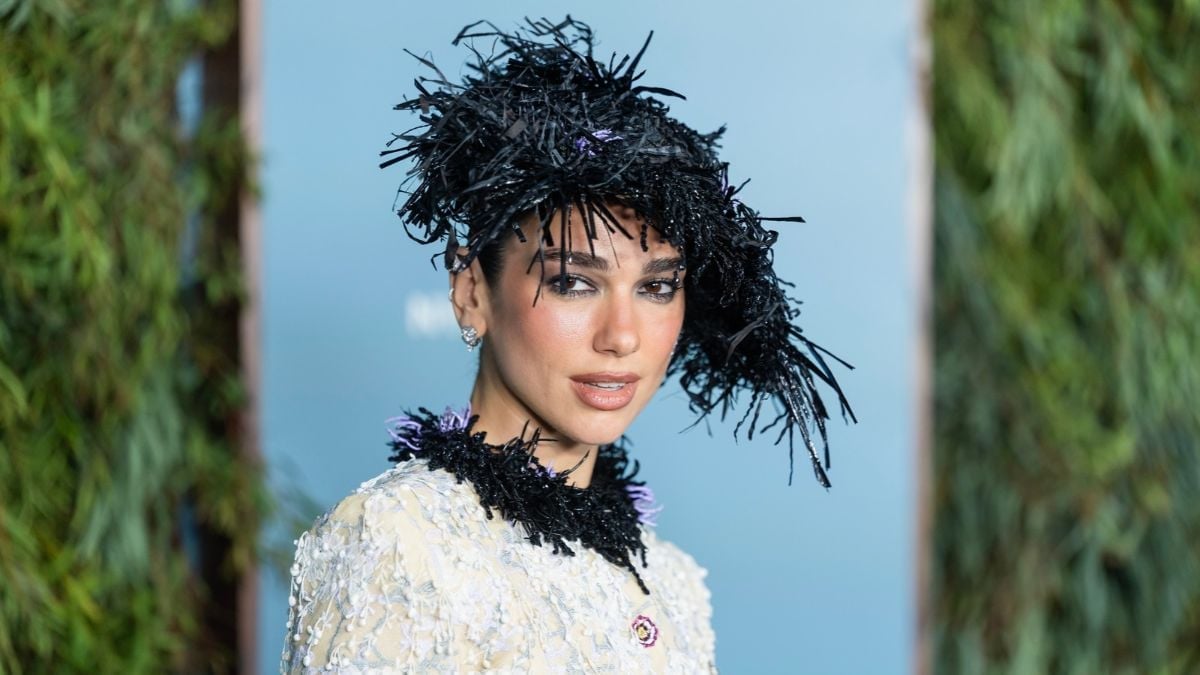 Дуа Липа в светлом твидовом жакете Chanel с чёрной бахромой на воротнике и широкополой шляпе из чёрной соломки на премии WSJ. Magazine Innovator Awards, 29 октября 2026