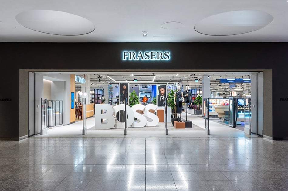 Магазин Frasers в торговом центре Meadowhall: за входом — объёмная надпись BOSS