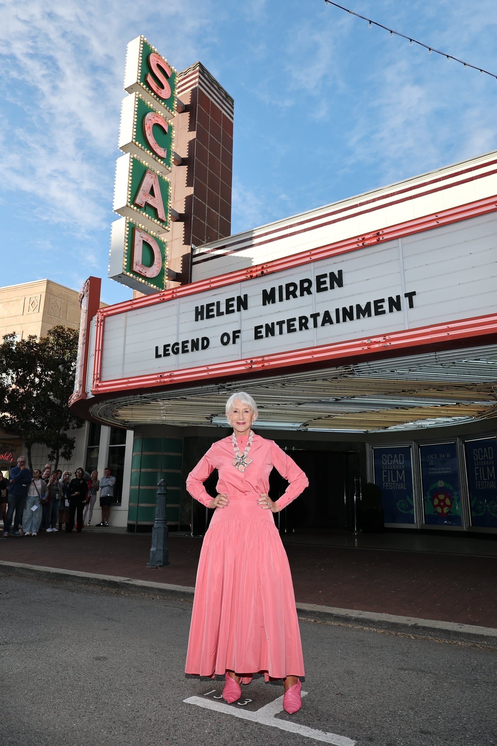 Хелен Миррен в розовом платье Martin Grant у кинотеатра с вывеской «Helen Mirren — Legend of Entertainment», Саванна, 24 октября 2026