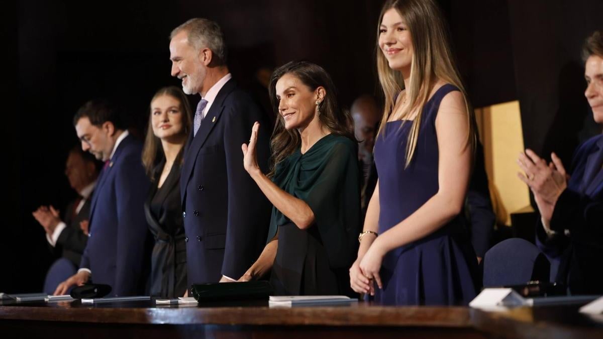 Королева Летиция в тёмно-зелёной блузке Elie Saab × H&M на концерте премии Принцессы Астурийской в Овьедо, 22 октября 2026