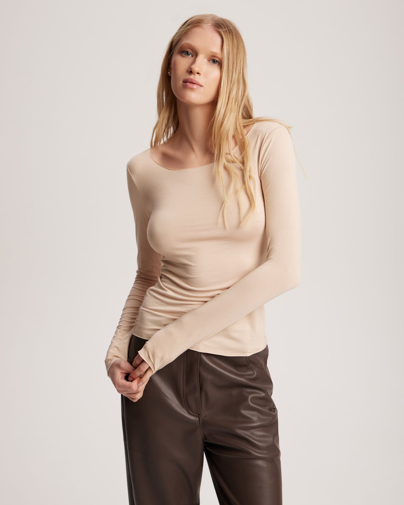Лонгслив с круглым вырезом в бежевом цвете