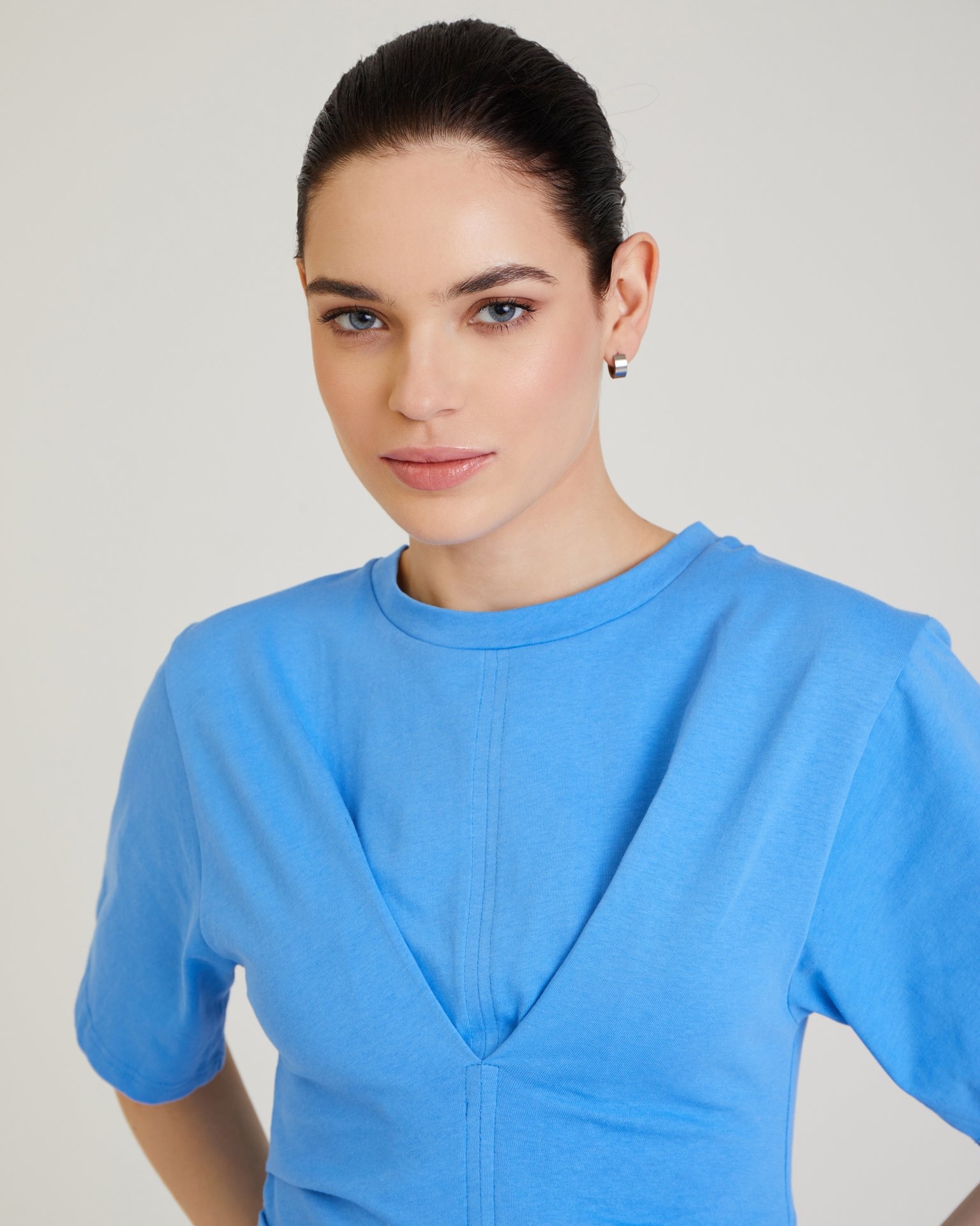 Приталенная футболка в голубом цвете