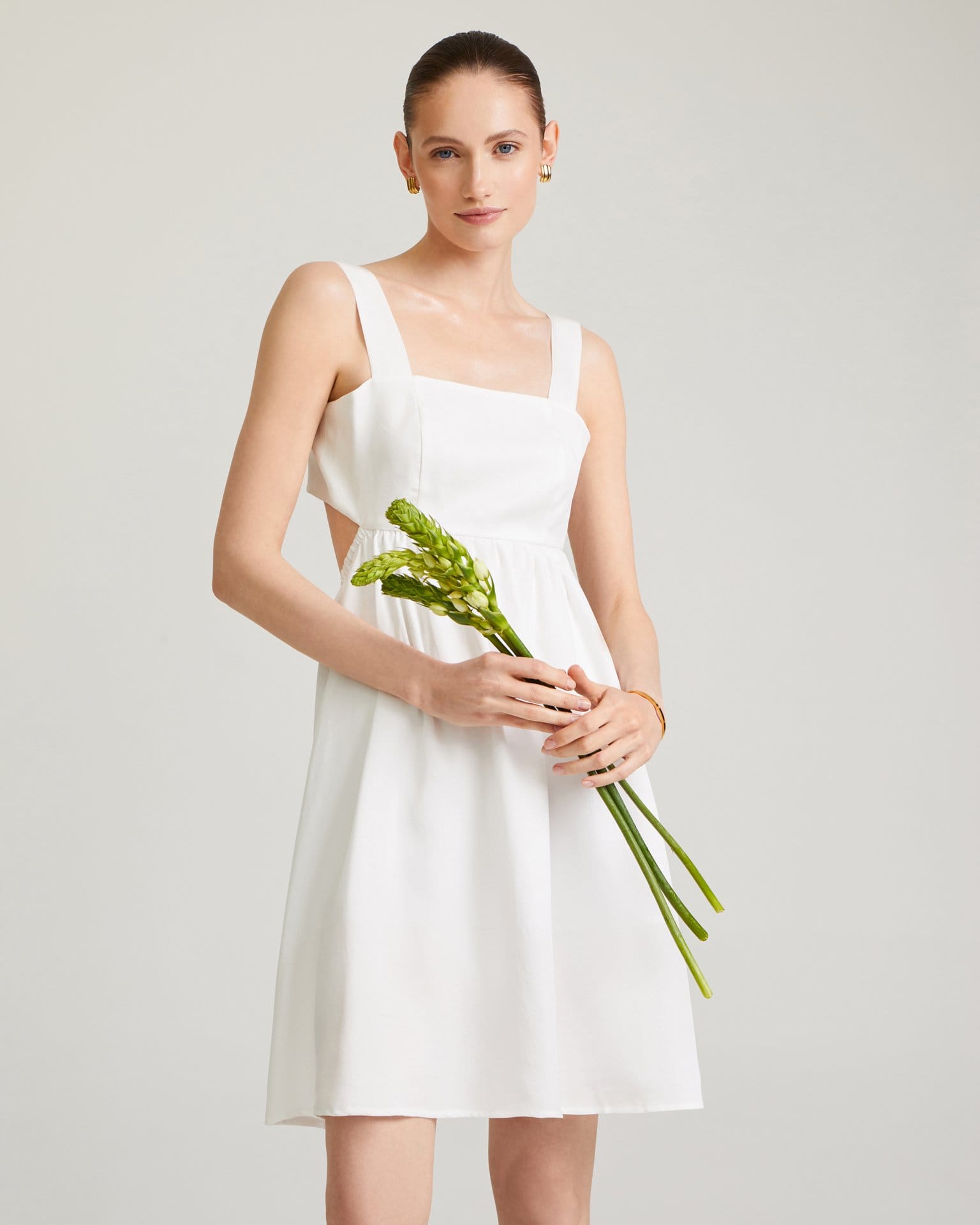 Платье с открытой спиной в белом цвете