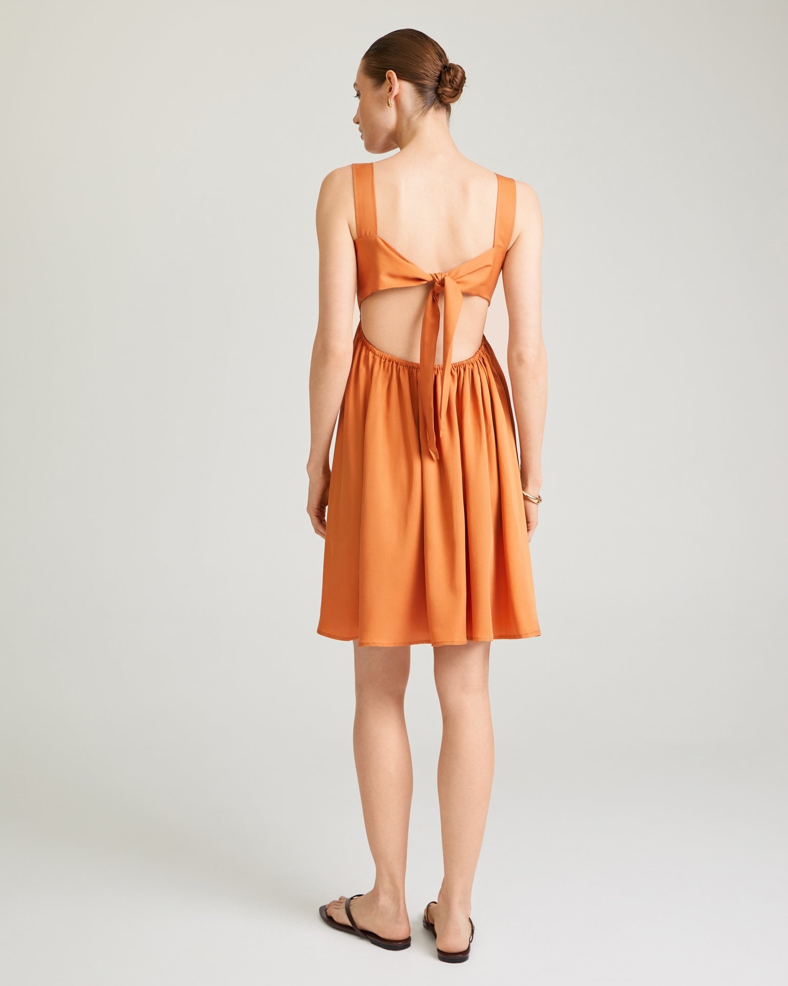 Платье с открытой спиной в терракотовом цвете