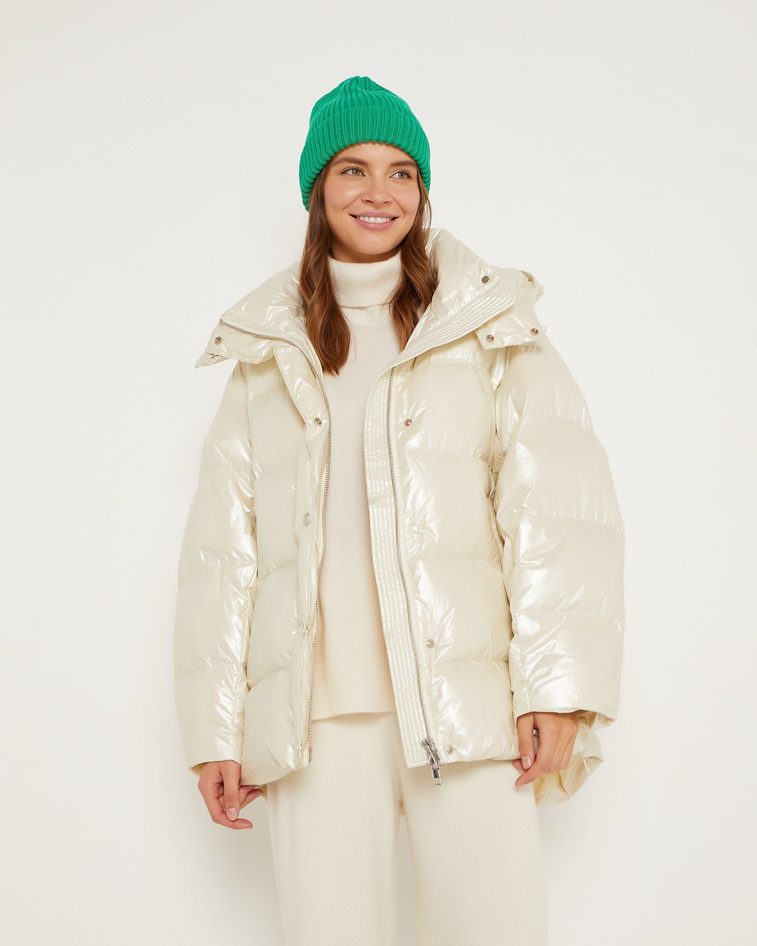 Зеленая вязанная шапка