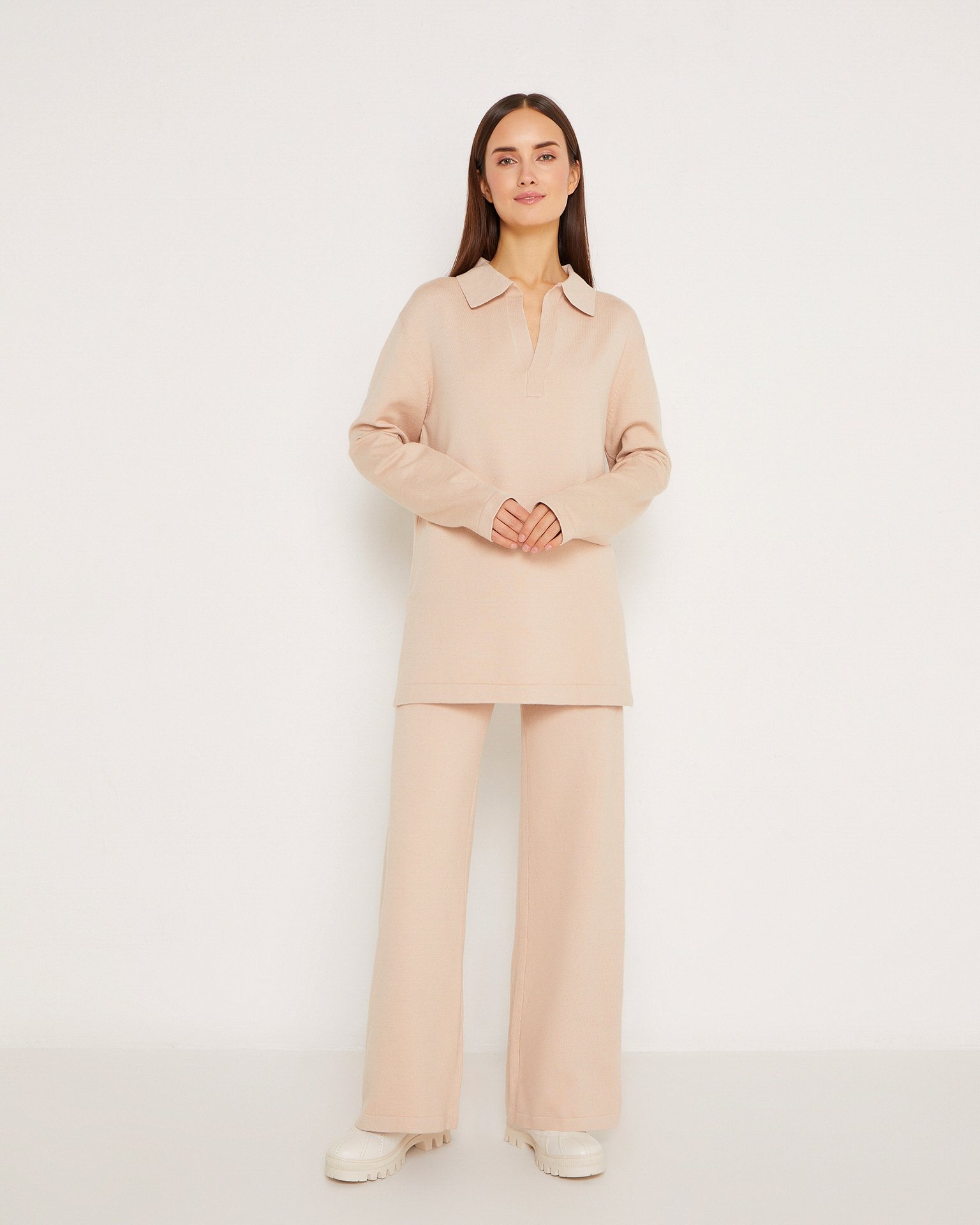 Костюм с джемпером и брюками