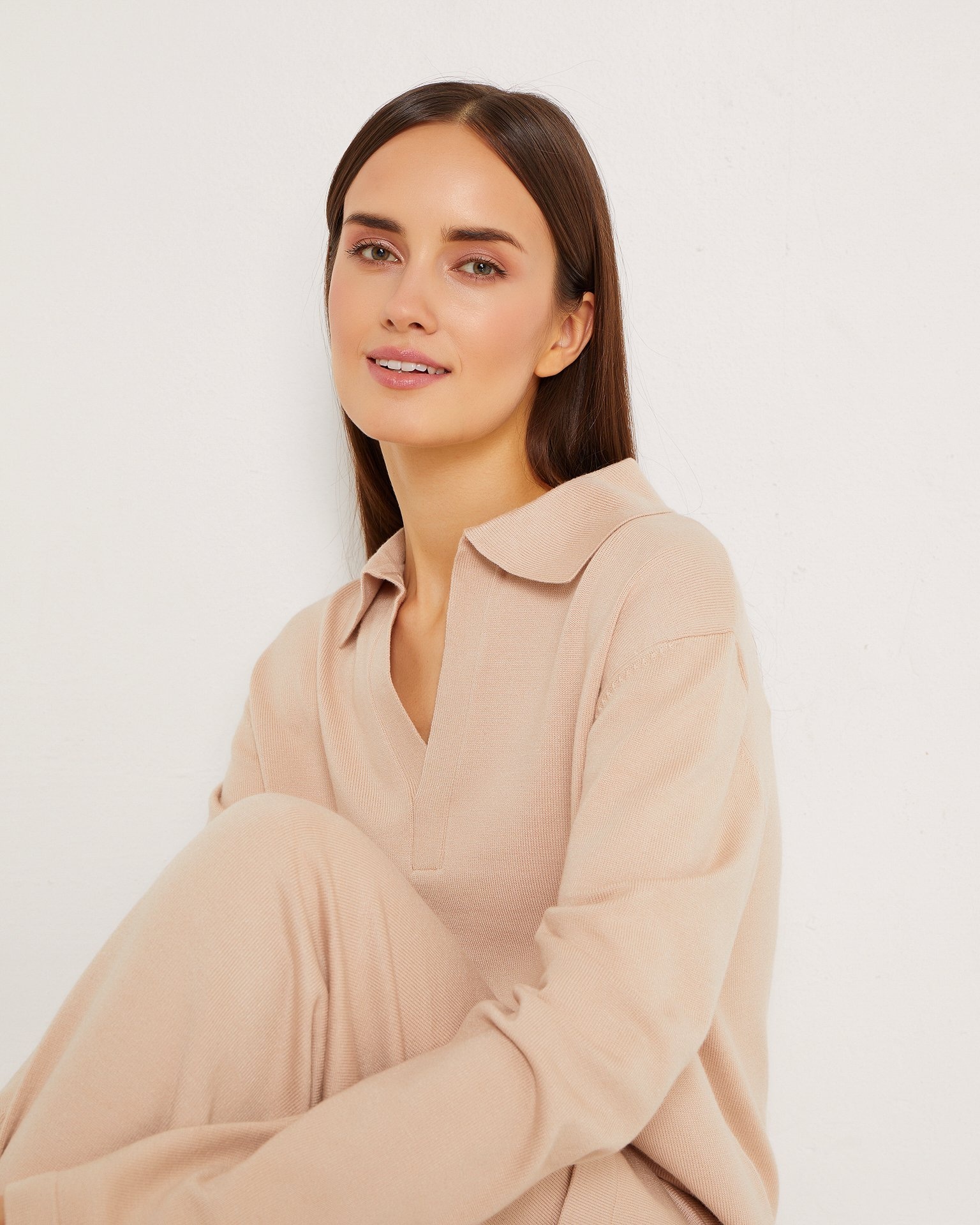 Костюм с джемпером и брюками