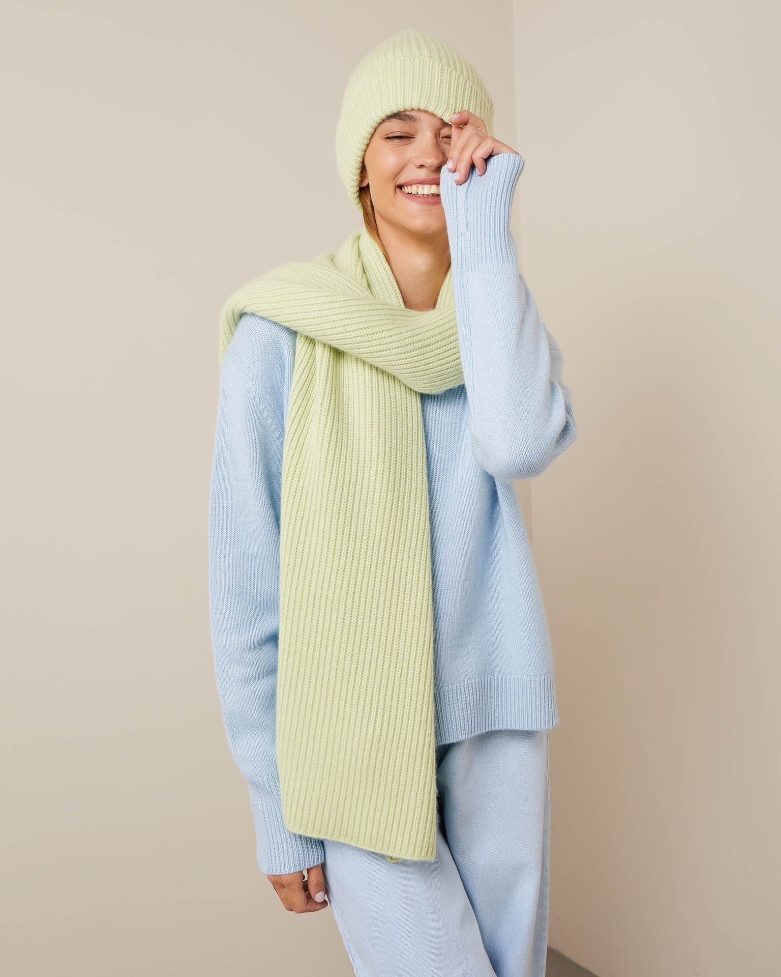 Шарф салатового оттенка